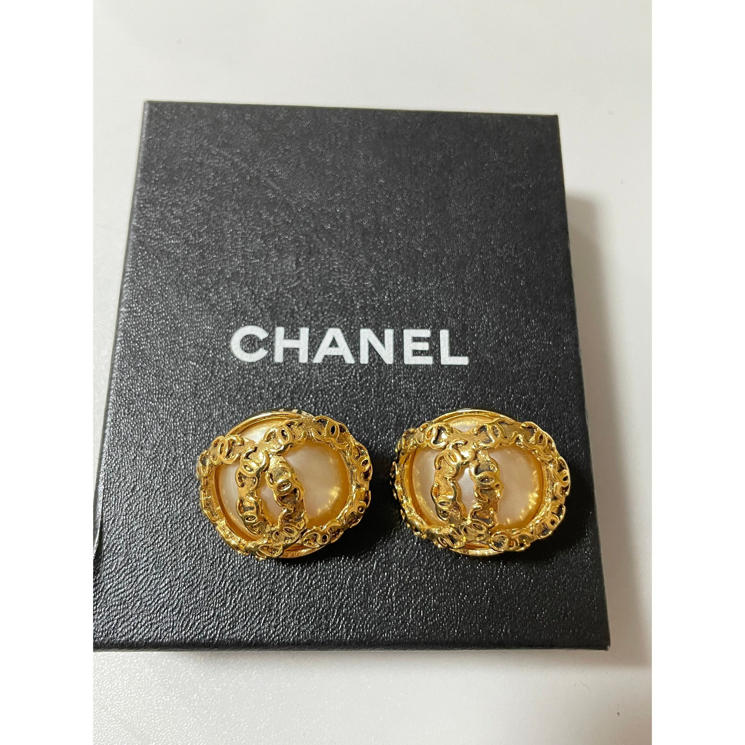 Chanel Vintage CHANEL large golden faux pearl CC earrings Size ONE SIZE - 10 Thumbnail