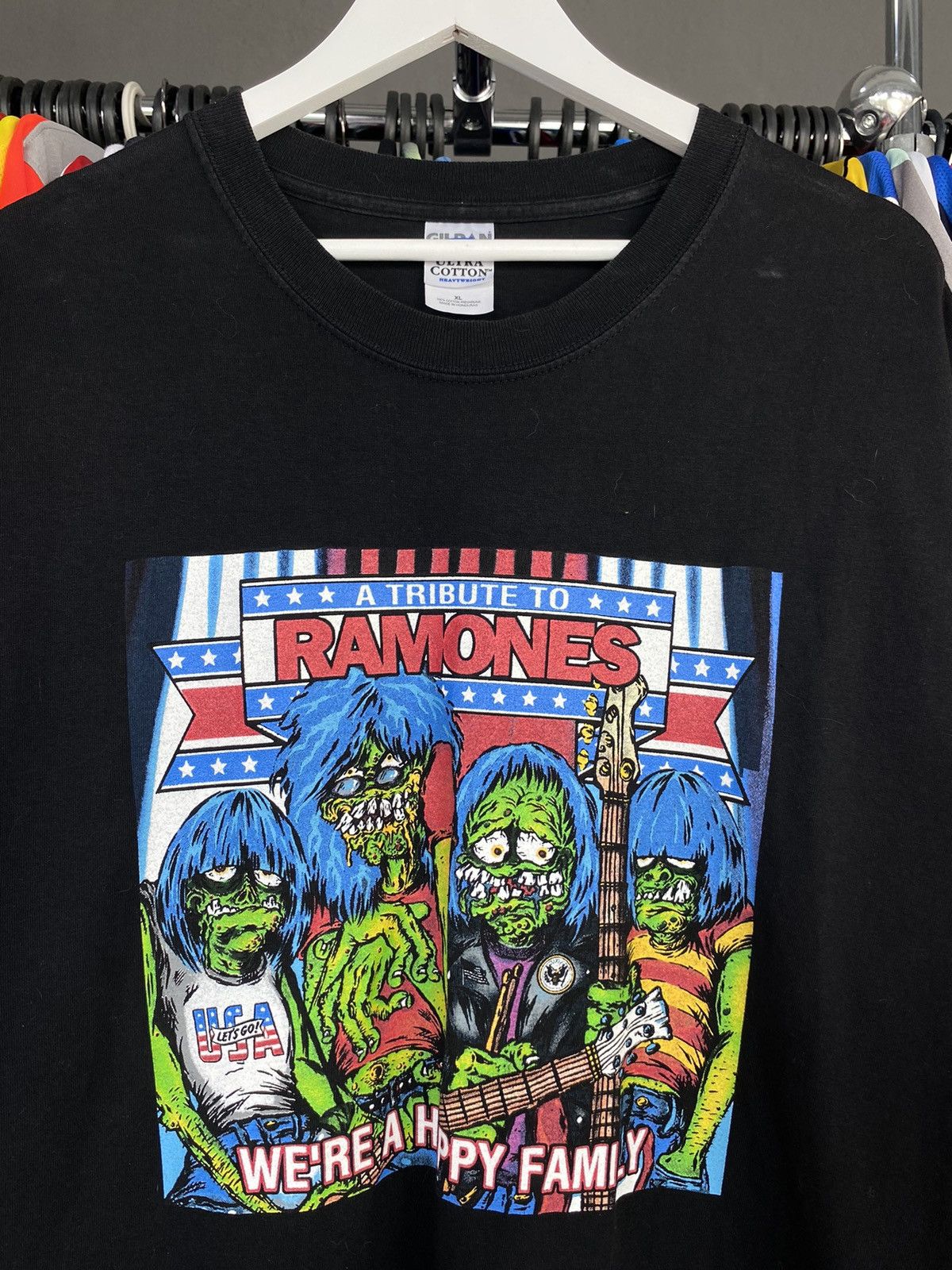 Gildan Vintage Ramones “We’re a Happy Family” Tribute Tee 2003 Size US XL / EU 56 / 4 - 3 Thumbnail