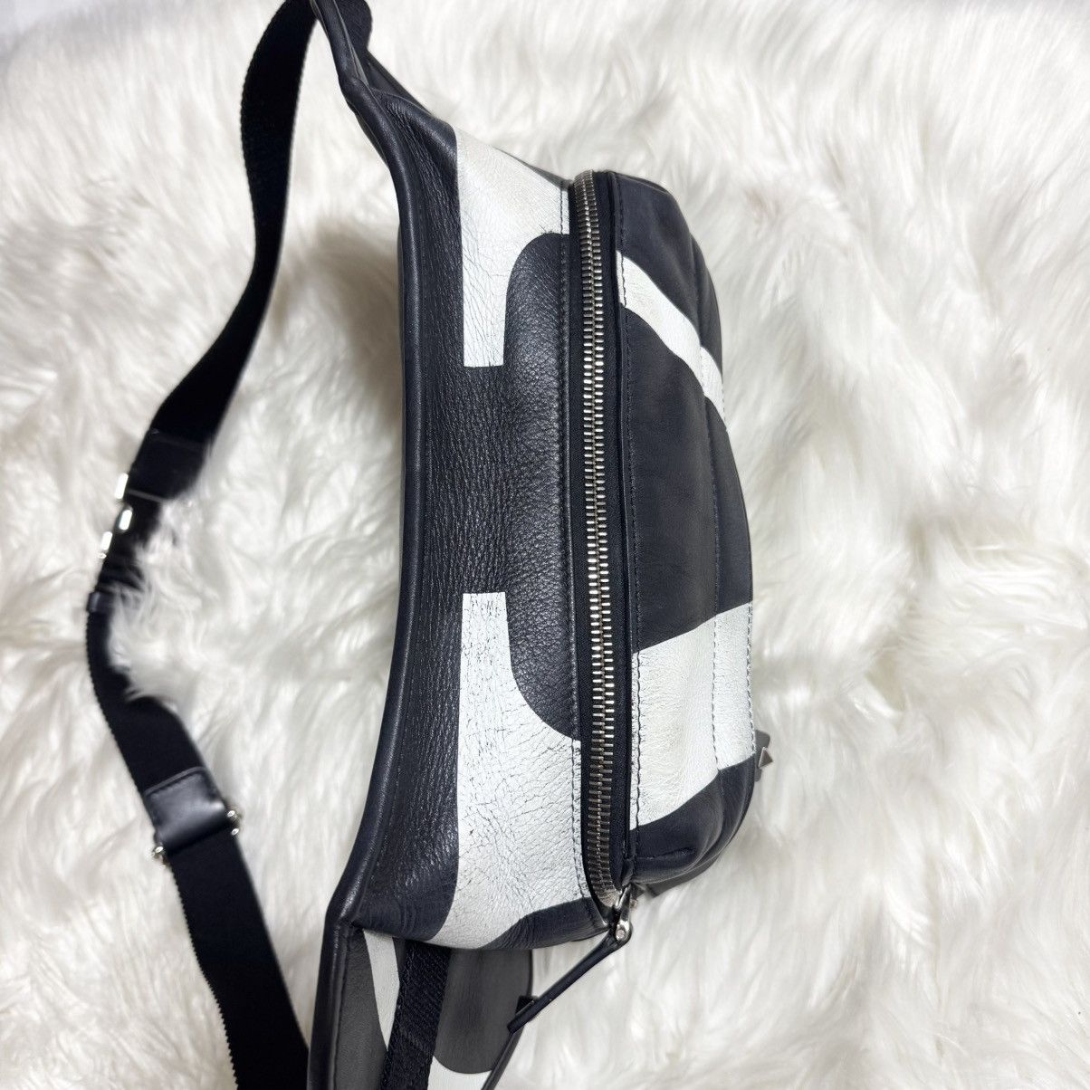 Valentino Valentino Studded Zip Giant V Logo Leather Sling Body Bag Size ONE SIZE - 6 Thumbnail