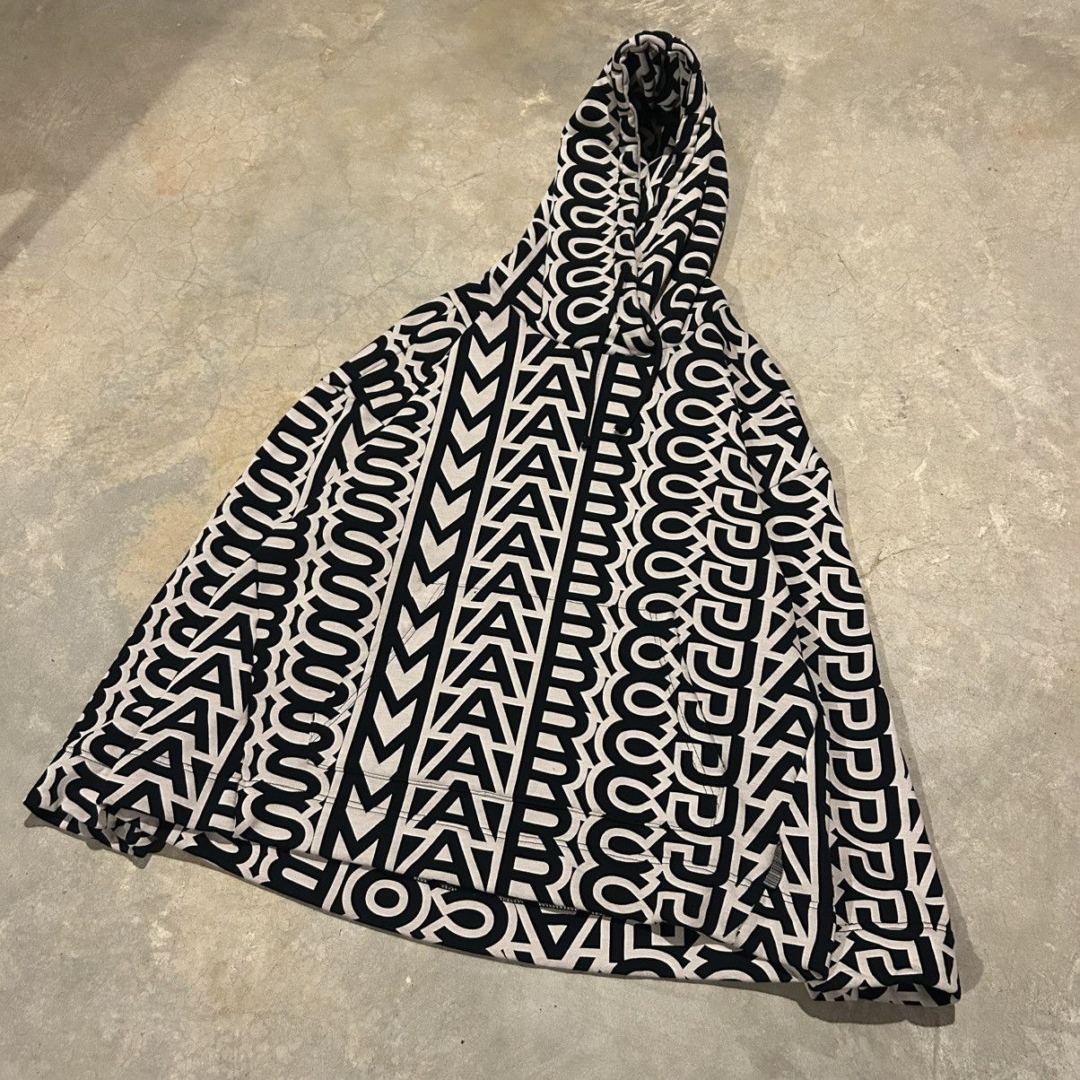 Marc Jacobs Marc Jacobs Monogram Print Oversized Hooded Sweatshirt Size US M / EU 48-50 / 2 - 2 Thumbnail