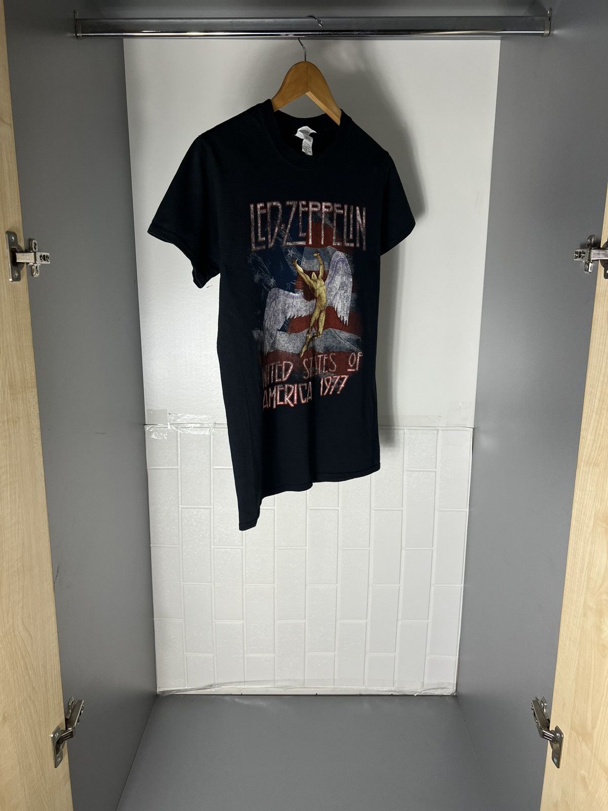 Band Tees VINTAGE LED ZEPPELIN WORLD TOUR ROCK T-SHIRT METAL Y2K 90s Size US S / EU 44-46 / 1 - 9 Thumbnail
