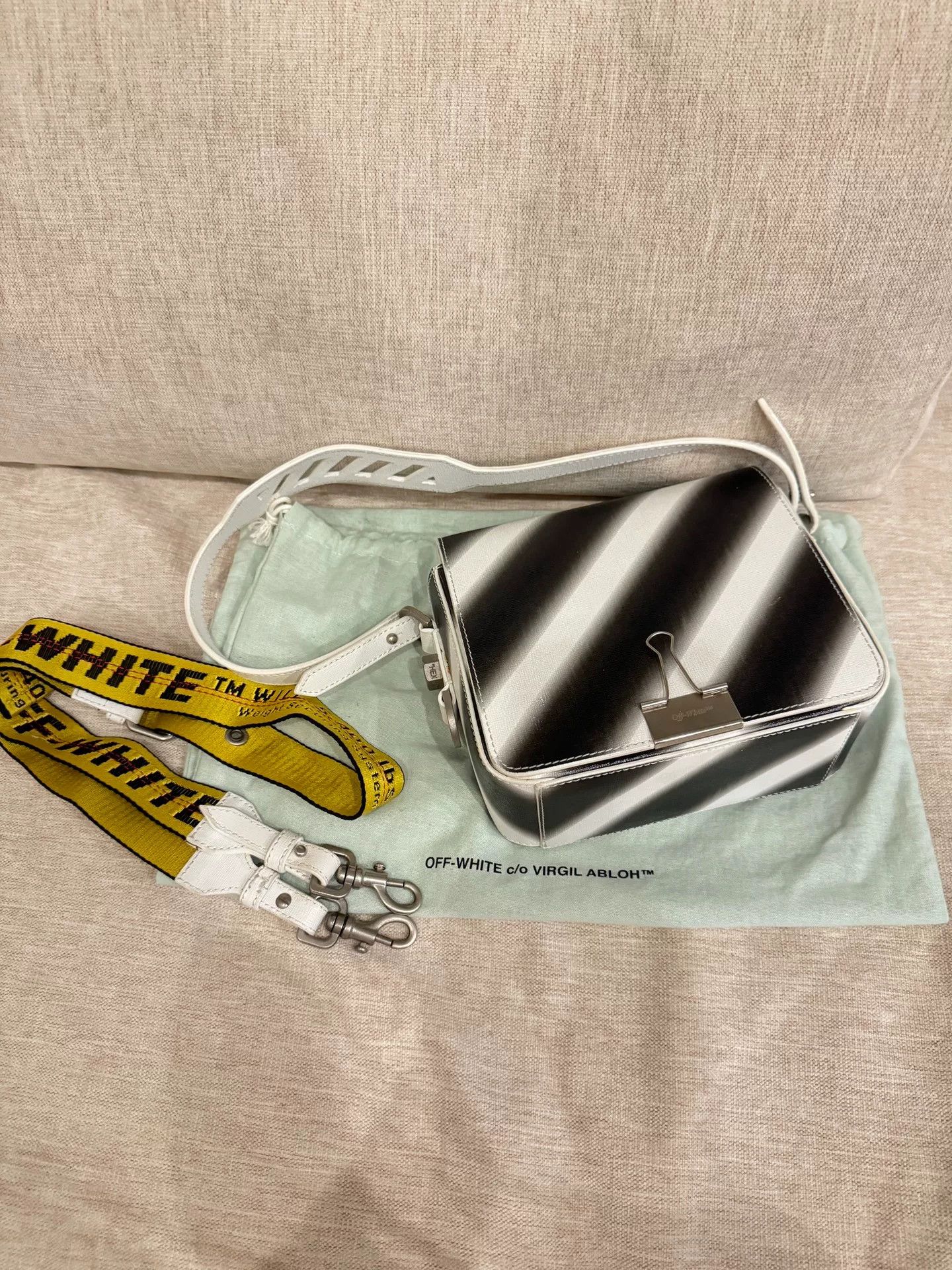 Off-White Off White Black White Clip Tofu Bag Size ONE SIZE - 1 Thumbnail