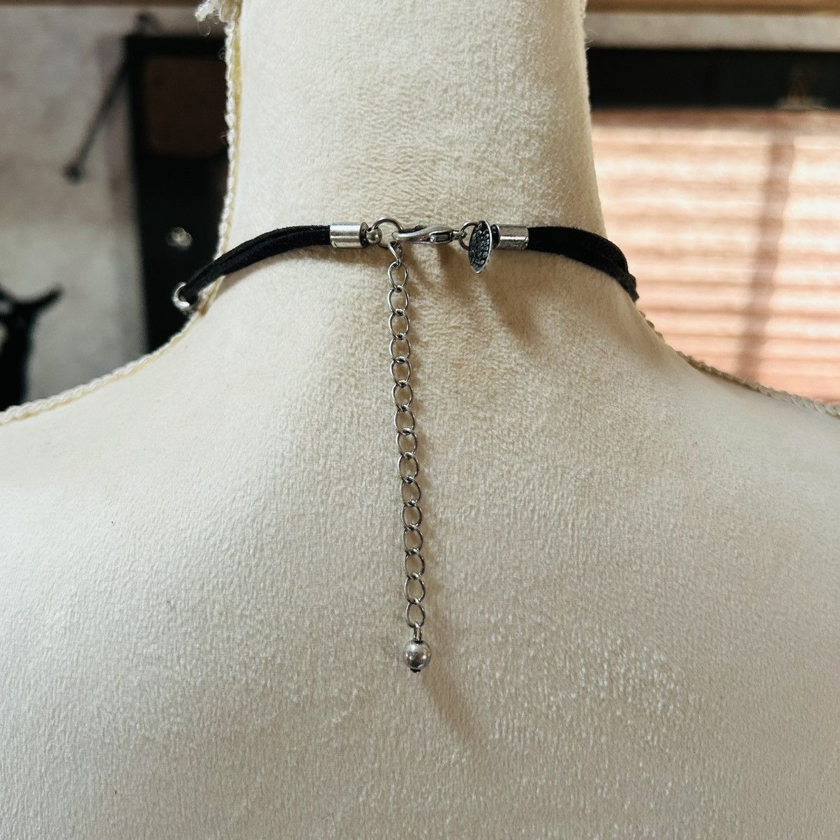 Laura Ashley Laura Ashley enamel medallion beaded leather necklace Size ONE SIZE - 4 Thumbnail