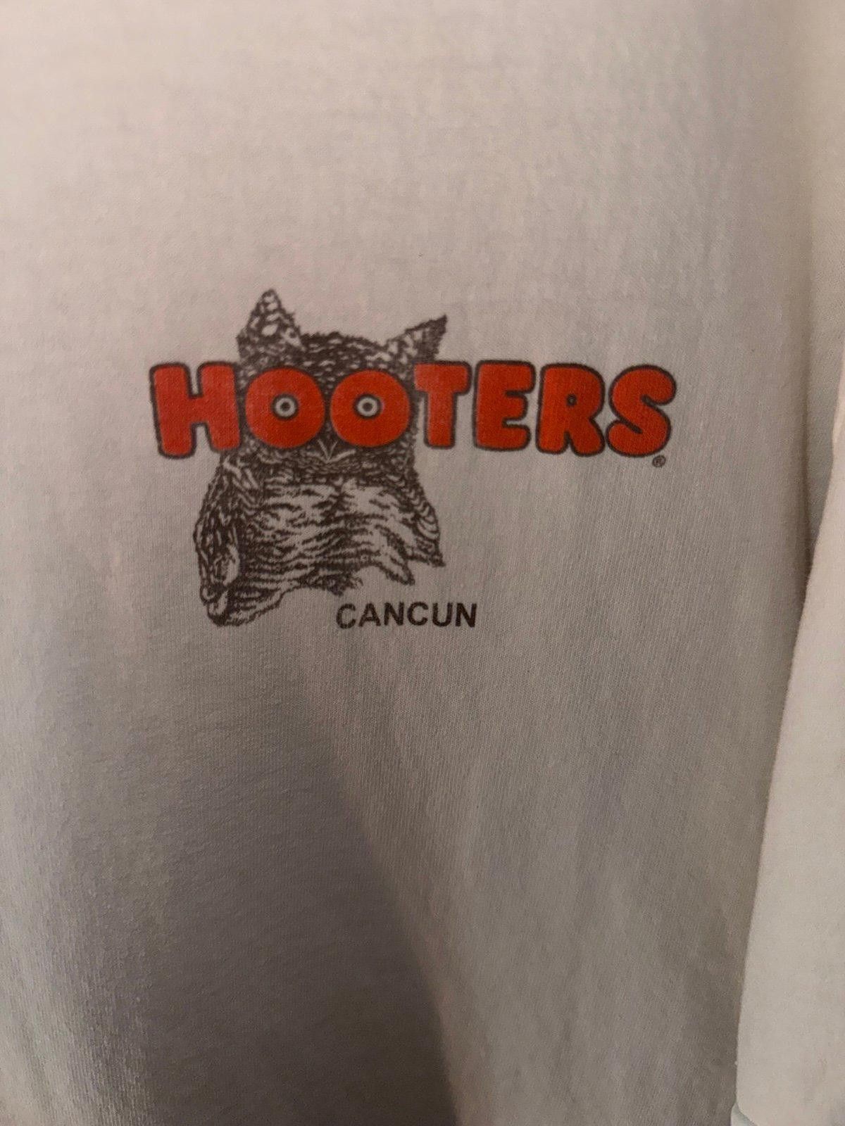 Designer Vintage Very Rare Hooters Cancun Surfer Girl T-Shirt Sz XL Size US XL / EU 56 / 4 - 4 Thumbnail