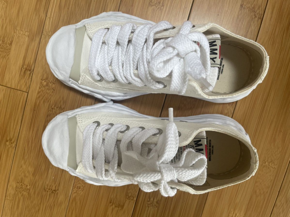Maison MIHARA YASUHIRO Maison Mihara Yasuhiro White Low Top Sneakers Size 37 Size US 6 / IT 36 - 1 Thumbnail