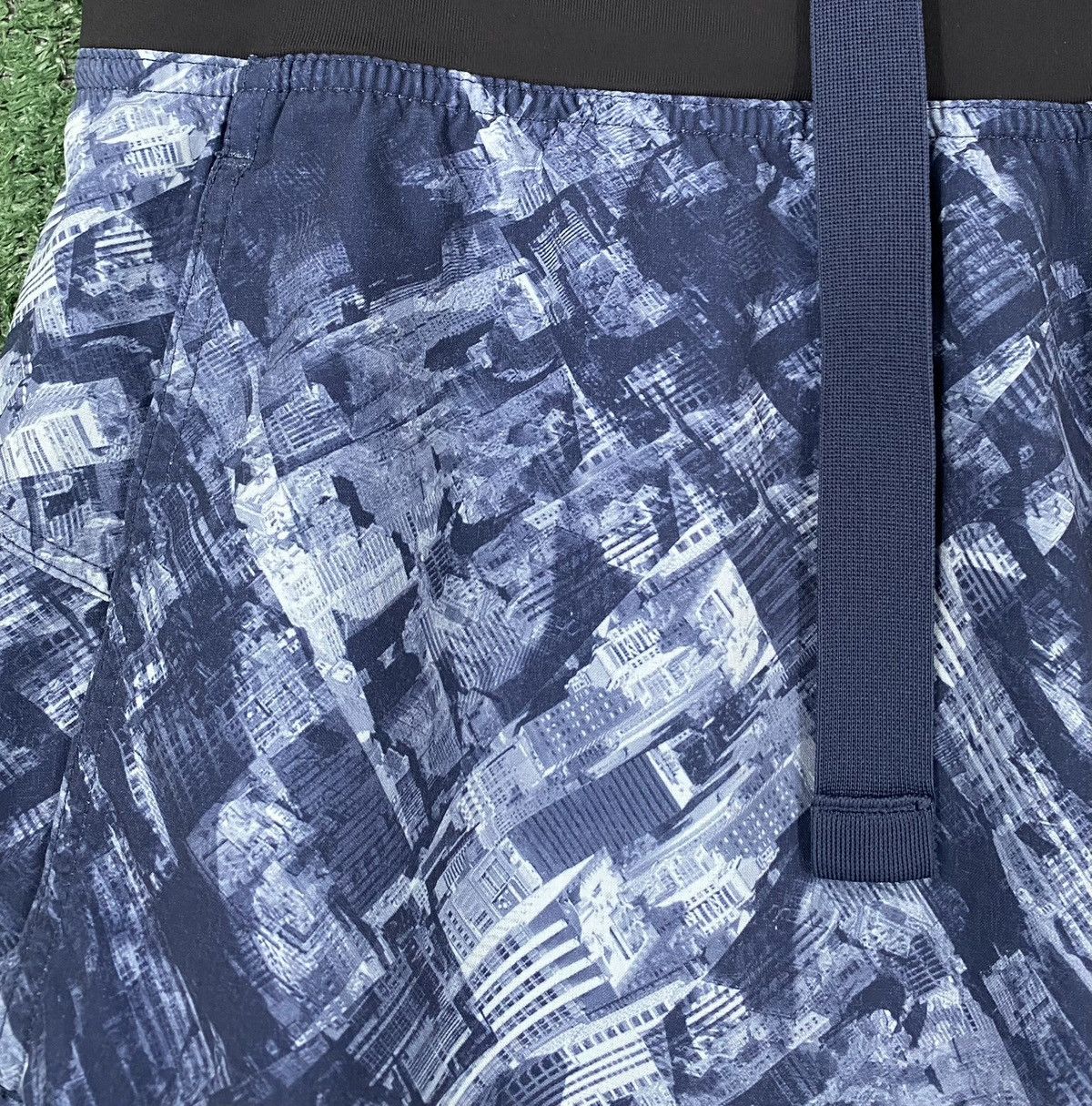 Lululemon Lululemon Core City Downtown Cityscape Unlined 11" Shorts Size US 37 - 4 Thumbnail