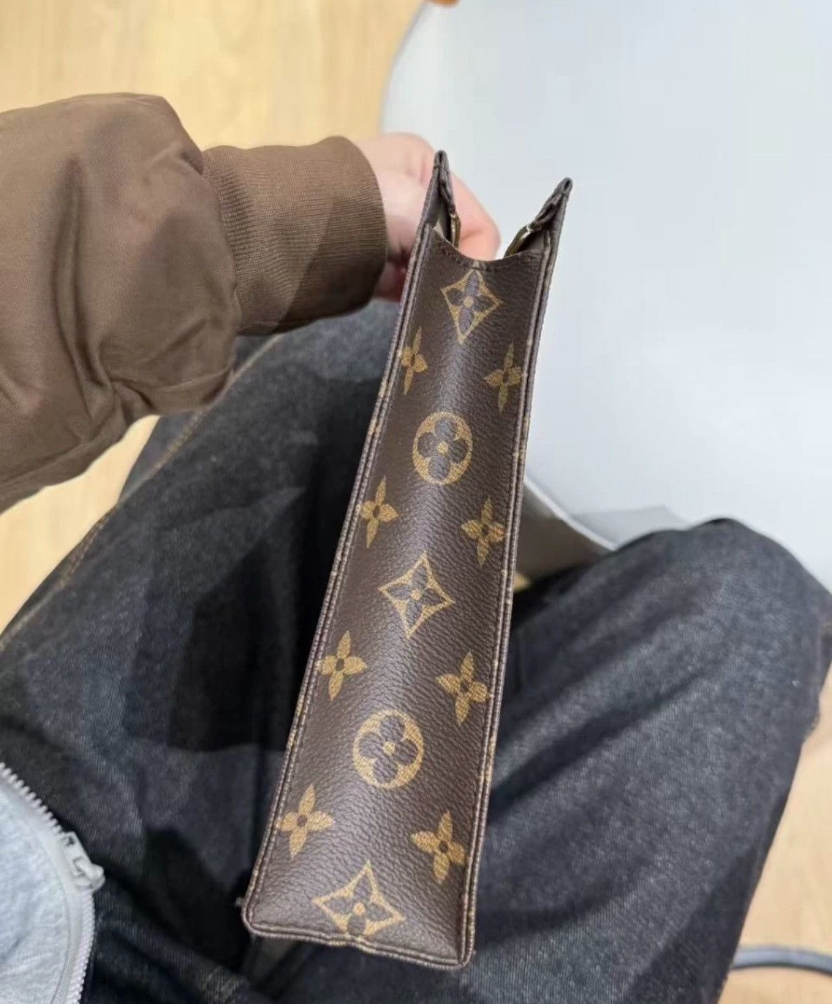 Louis Vuitton Louis Vuitton 26 Monogram Toiletry Pouch/Clutch. Size ONE SIZE - 9 Thumbnail