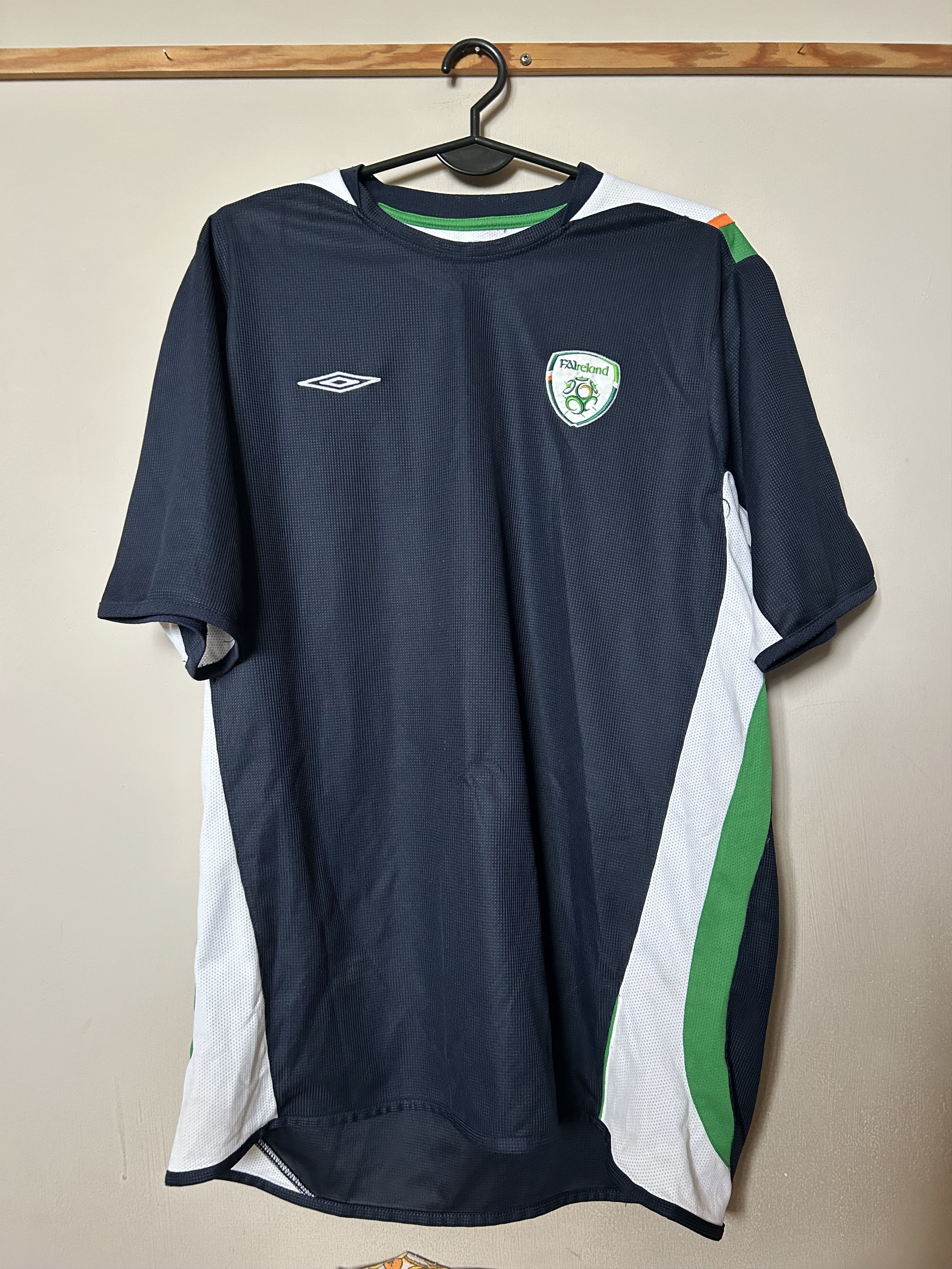 Umbro Vintage training shirt IRELAND 2004/2006 - L Umbro - UNIQUE Size US L / EU 52-54 / 3 - 1 Thumbnail