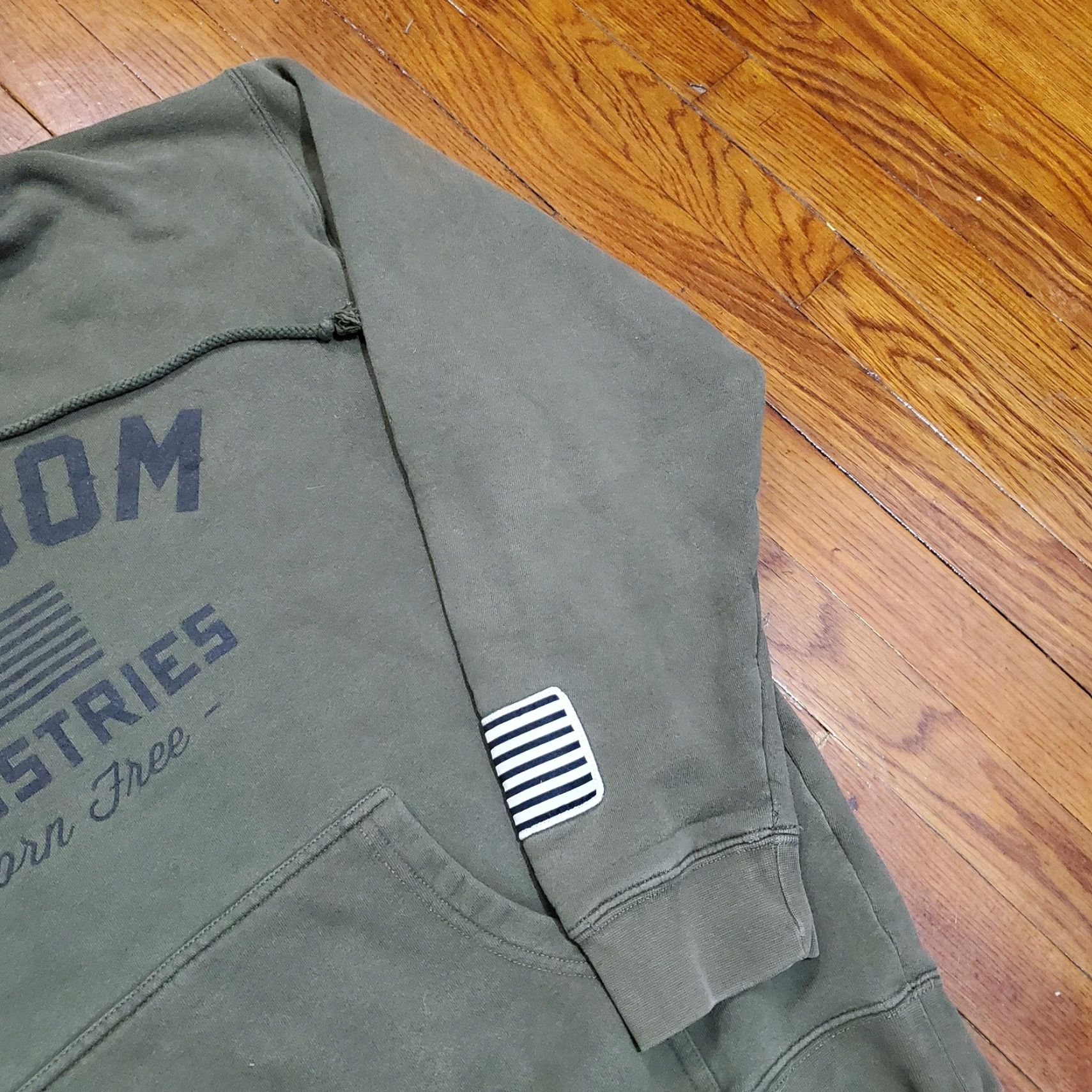 Born VINTAGE? No. Freedom Industries Hoodie Mens Large Green Born Free Flag Graphic Size US L / EU 52-54 / 3 - 3 Thumbnail