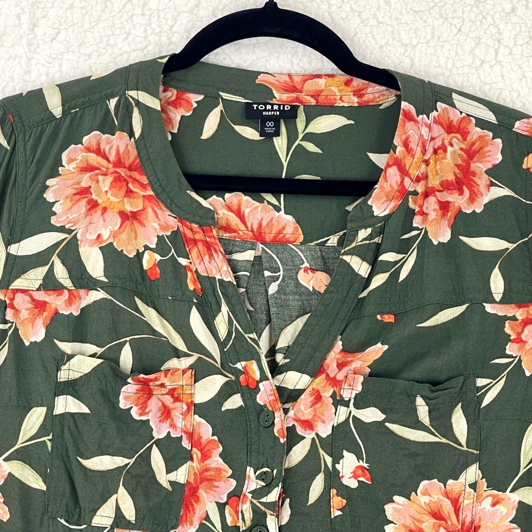 Torrid Torrid Harper Challis Shirt Women Medium Green Floral 3/4 Sleeve Pullover V-Neck Size M / US 6-8 / IT 42-44 - 3 Thumbnail