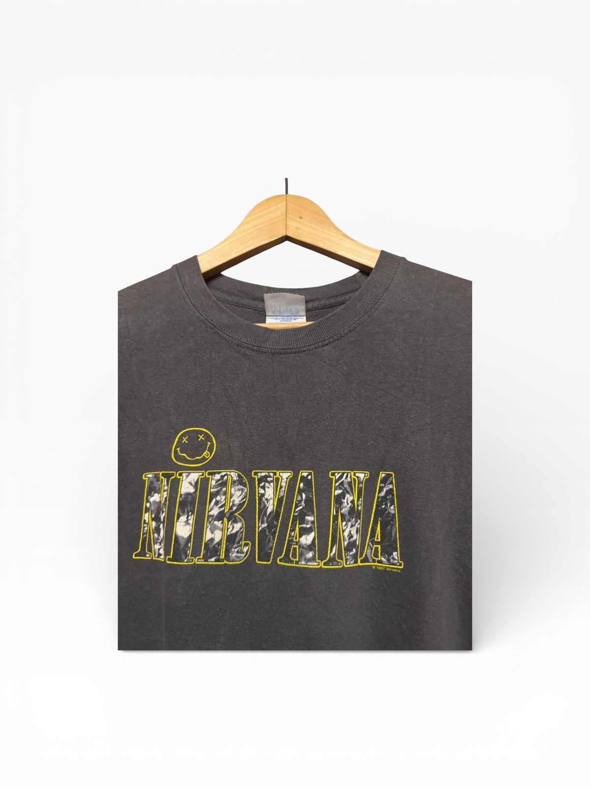 Nirvana Vtg🔥1997 Nirvana Smile Face Spellout Logo Band Tees Size US M / EU 48-50 / 2 - 6 Thumbnail