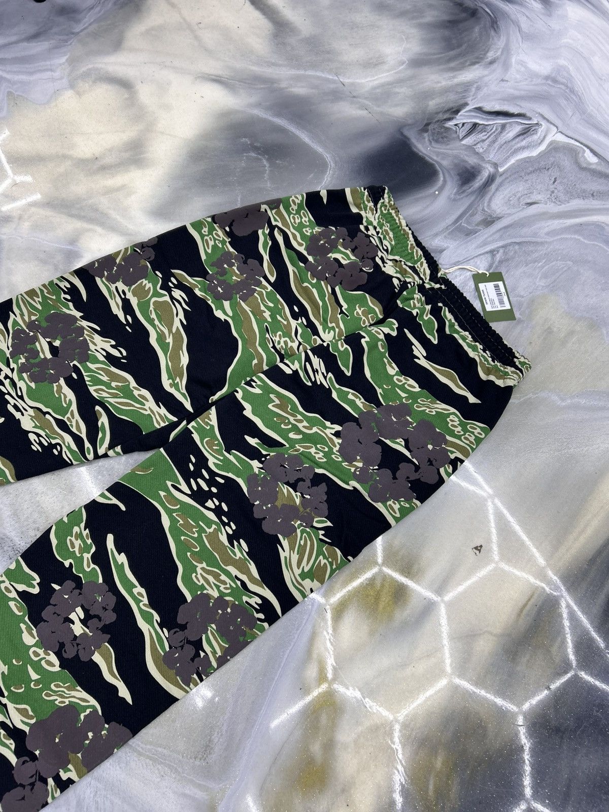 DENIM TEARS Denim Tears Green Tiger Camo Cotton Wreath Sweatpants Size L Size US 34 / EU 50 - 10 Thumbnail