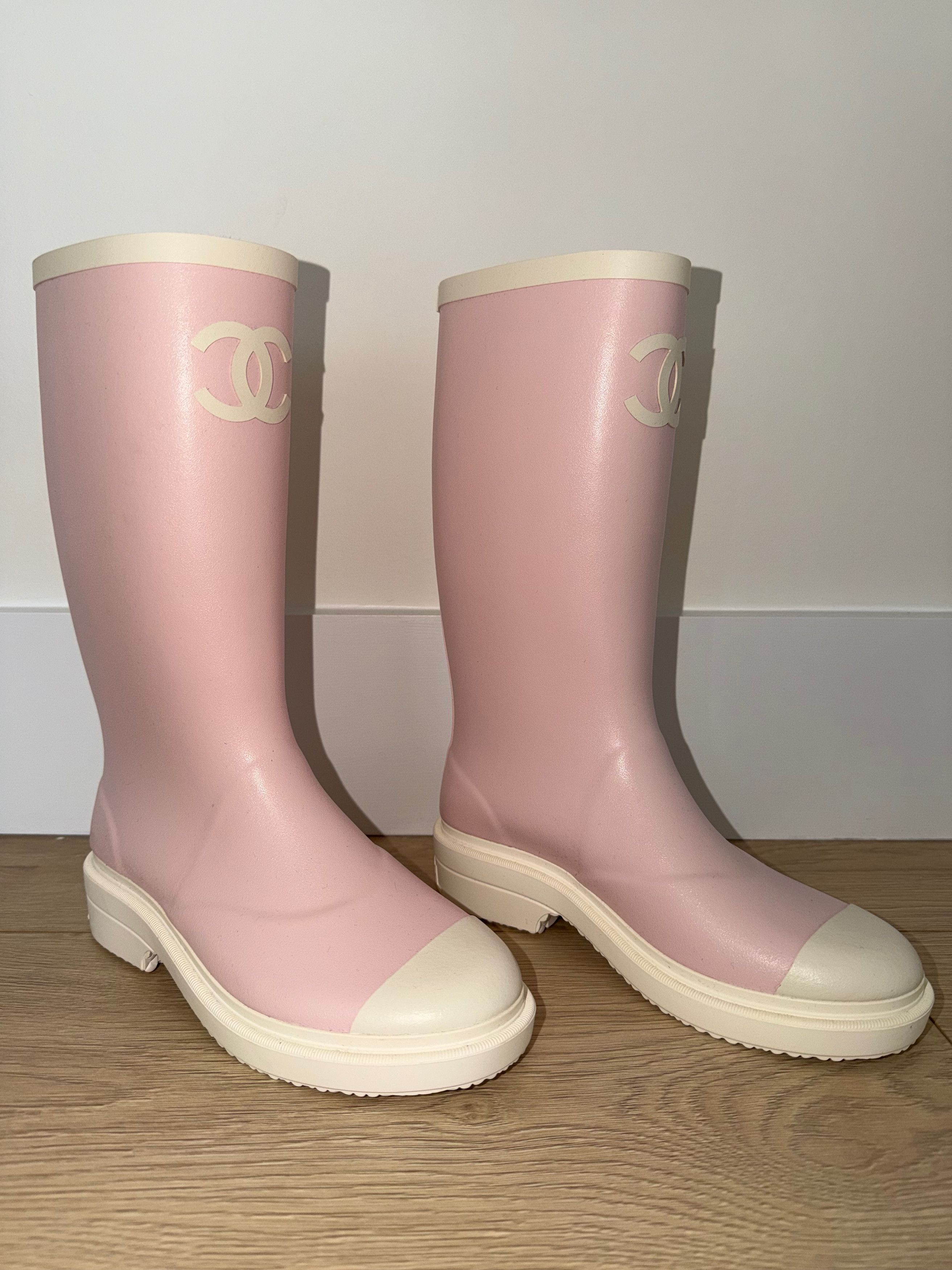 Chanel Chanel 26C White CC Logo High Pull On Rubber Rain Boots 39 Size US 9 / IT 39 - 8 Thumbnail