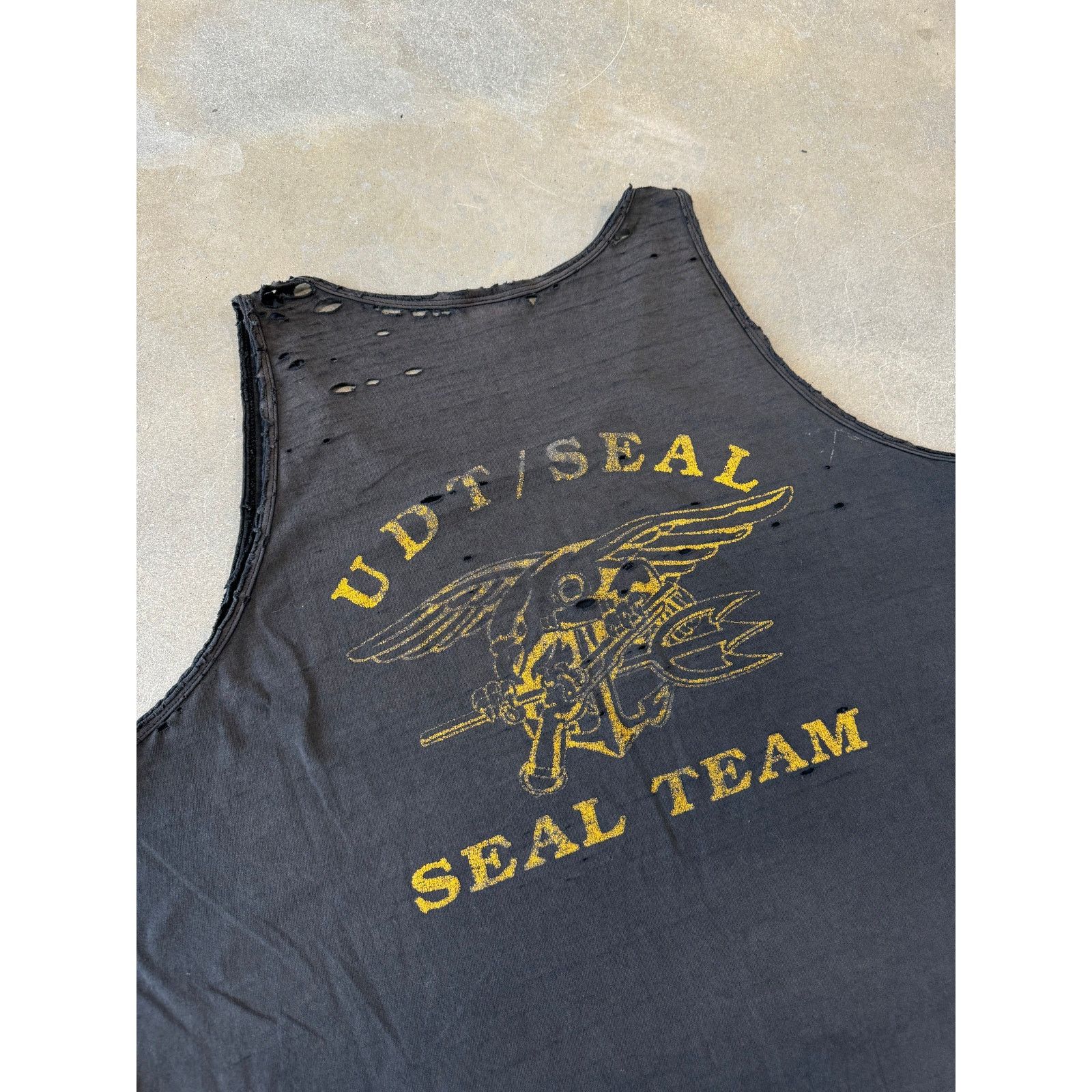 Vintage Vintage 1990s Thrashed US Navy Tanktop [XXL] Size US XXL / EU 58 / 5 - 2 Thumbnail