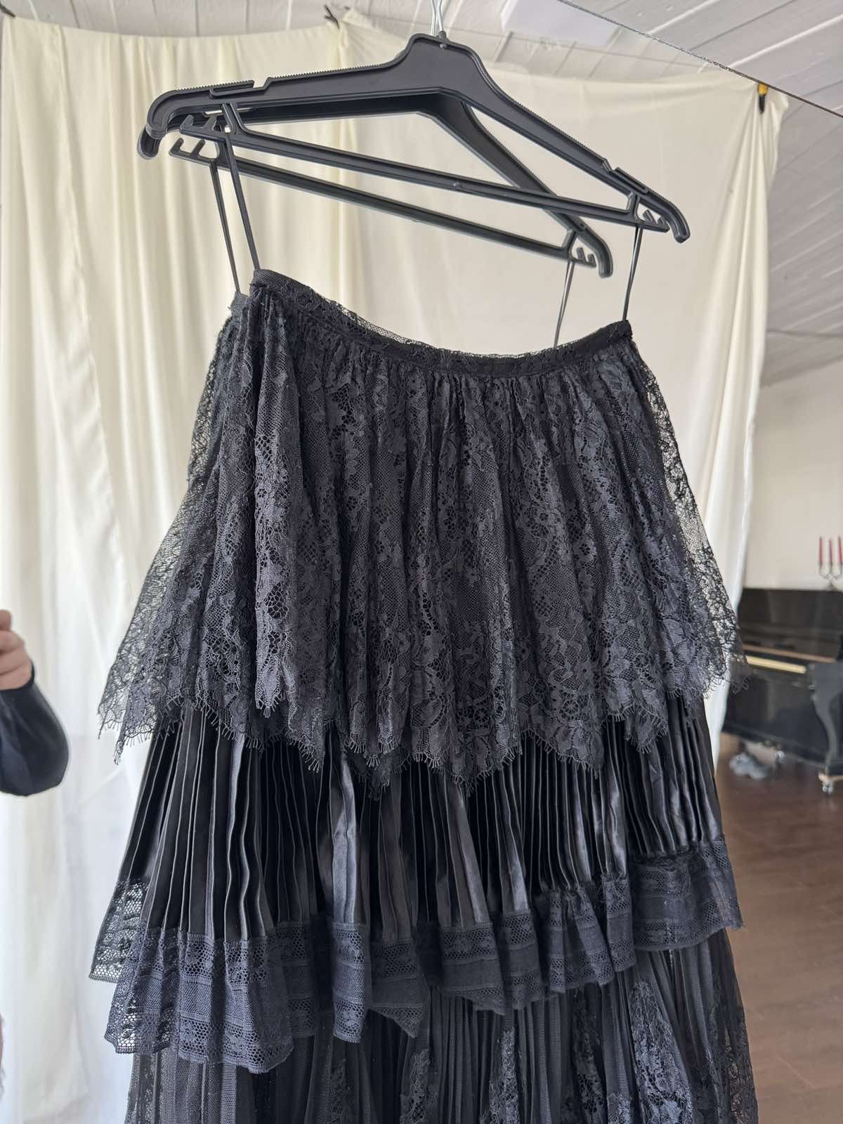 Ermanno Scervino Rare Ermanno Scervino Black embroidered Floral Skirt Sz 40 Size 40" / US 18 - 3 Thumbnail