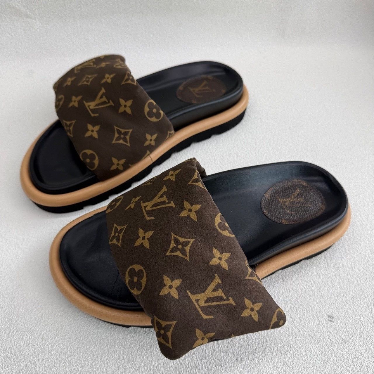 Louis Vuitton Louis Vuitton Down Brown Sandals us_8 Women Size US 8 / IT 38 - 1 Thumbnail
