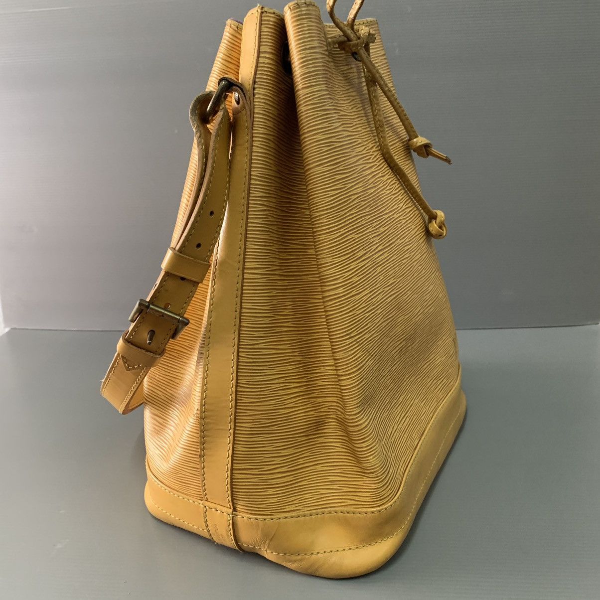 Louis Vuitton Louis Vuitton Epi Leather Bucket Gm Size ONE SIZE - 9 Thumbnail