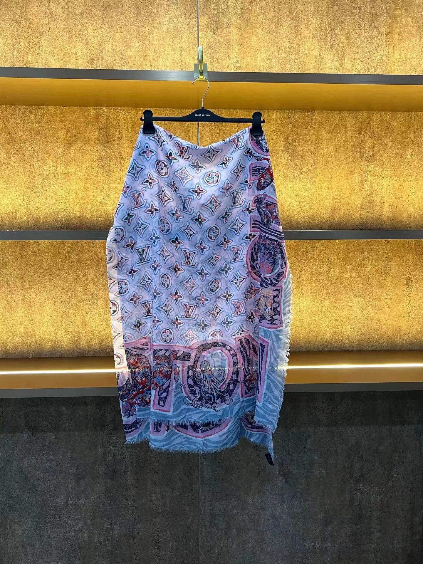 Louis Vuitton LV Scarf Shawl Size ONE SIZE - 1 Thumbnail