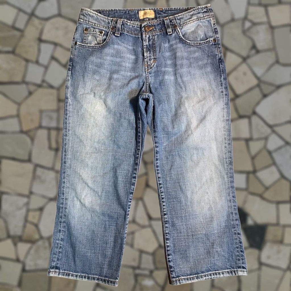 Vintage BKE Denim Crop Jeans Light Wash Distressed 30 X 22 Womens Capris Cotton Spandex Nickel Buckle Bke Mid Rise 9in 5-Pocket Blue Jeans Capris Womens Size 30" / US 8 / IT 44 - 1 Thumbnail