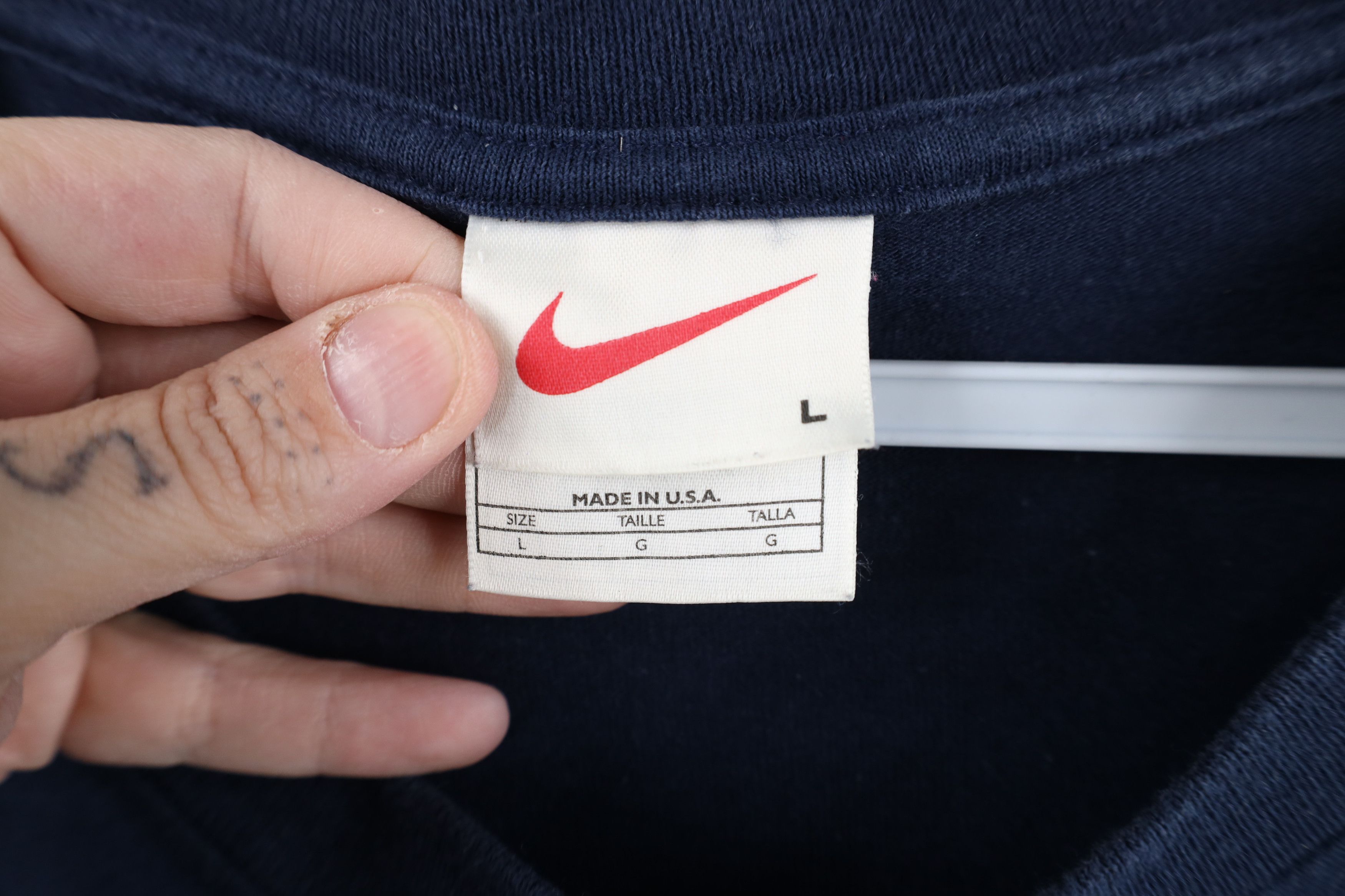 Nike Vintage 90s Nike Baggy Travis Scott Mini Swoosh T-Shirt USA Size US L / EU 52-54 / 3 - 9 Thumbnail