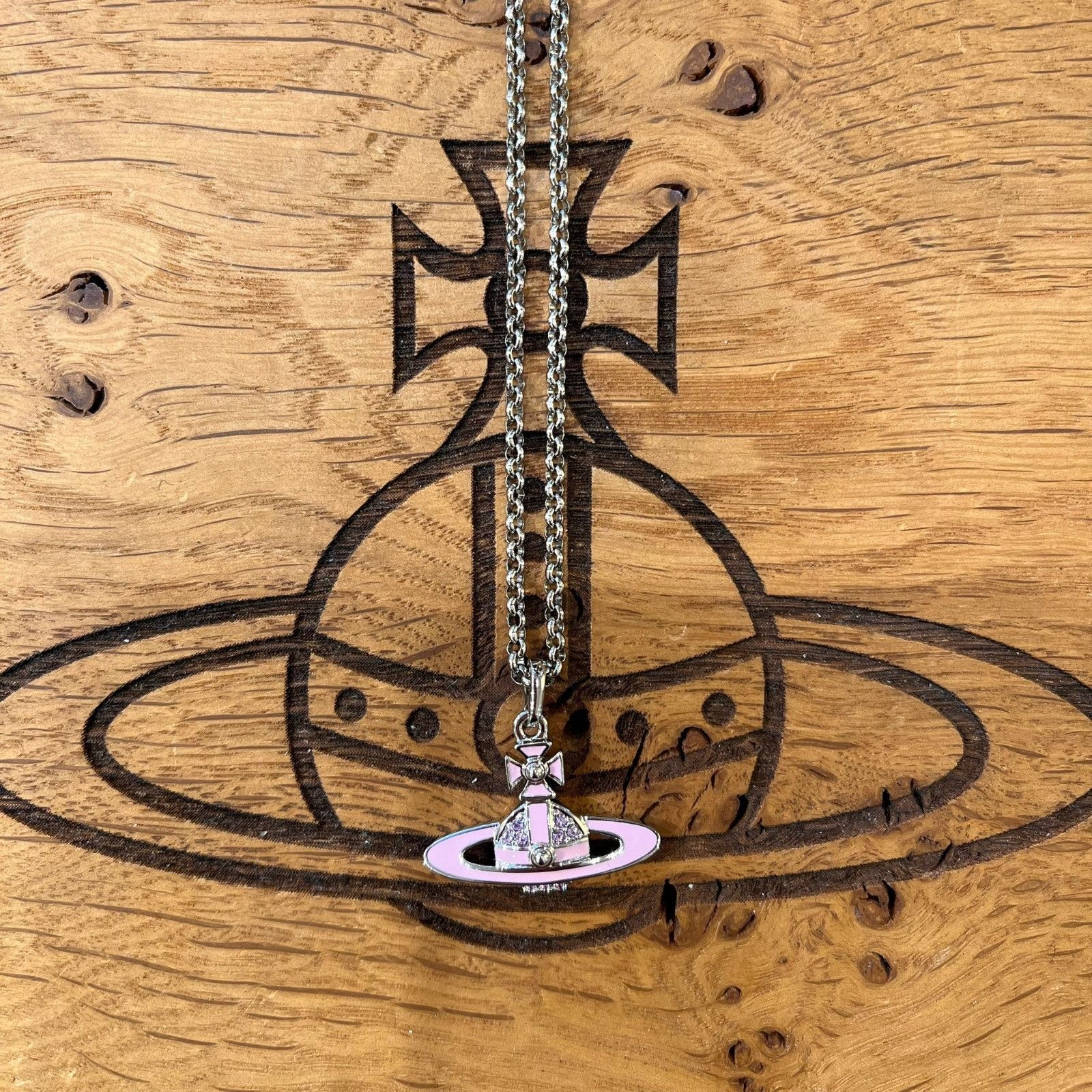 送料込み【VivienneWestwood 】NEIL MINI BAS RELIEF PENDANT Vivienne Westwood Mini Bas Relief Pendant Necklace | Silver