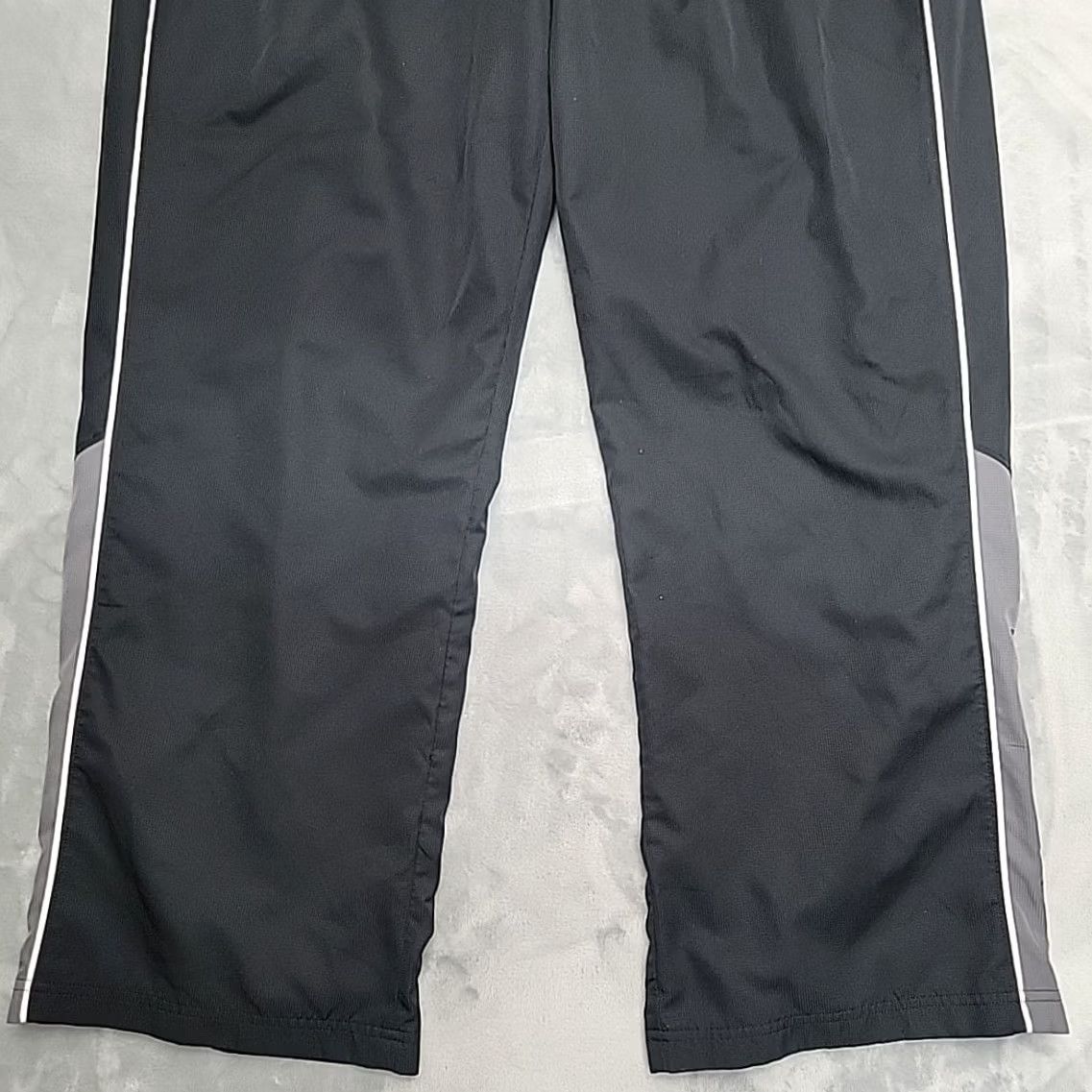 Under Armour Under Armour Pants Mens XL Black Loose Workout Elastic Waist Zip Leg Size US 36 / EU 52 - 2 Thumbnail