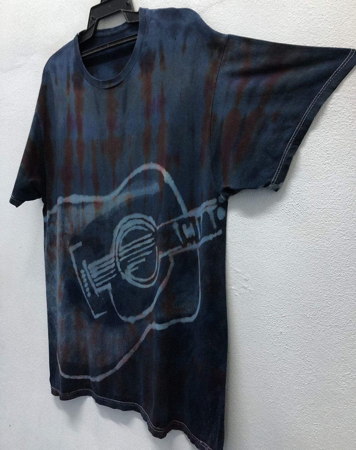 Vintage Vintage Simple Guitar Art Design T-Shirt Size US L / EU 52-54 / 3 - 5 Thumbnail