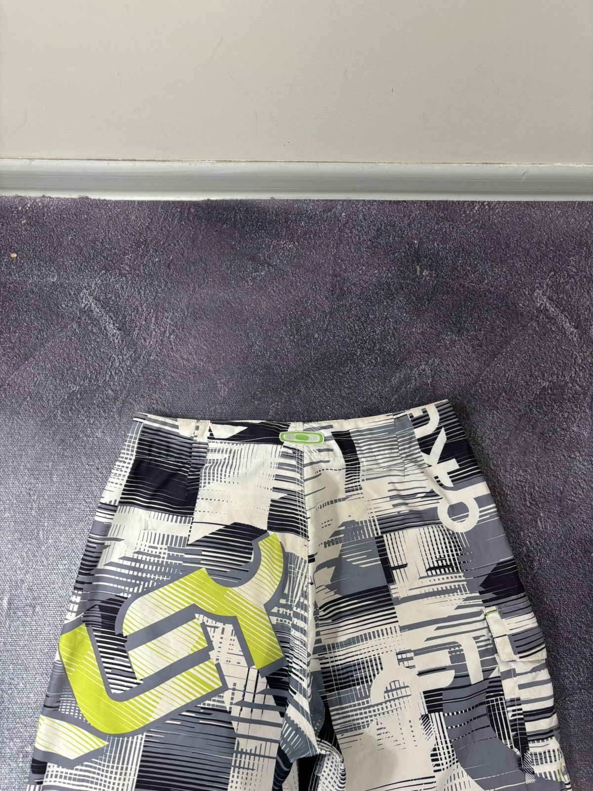 Oakley Vintage Oakley Y2K Big Logo Board Surf Hype Shorts Size US 32 / EU 48 - 4 Thumbnail