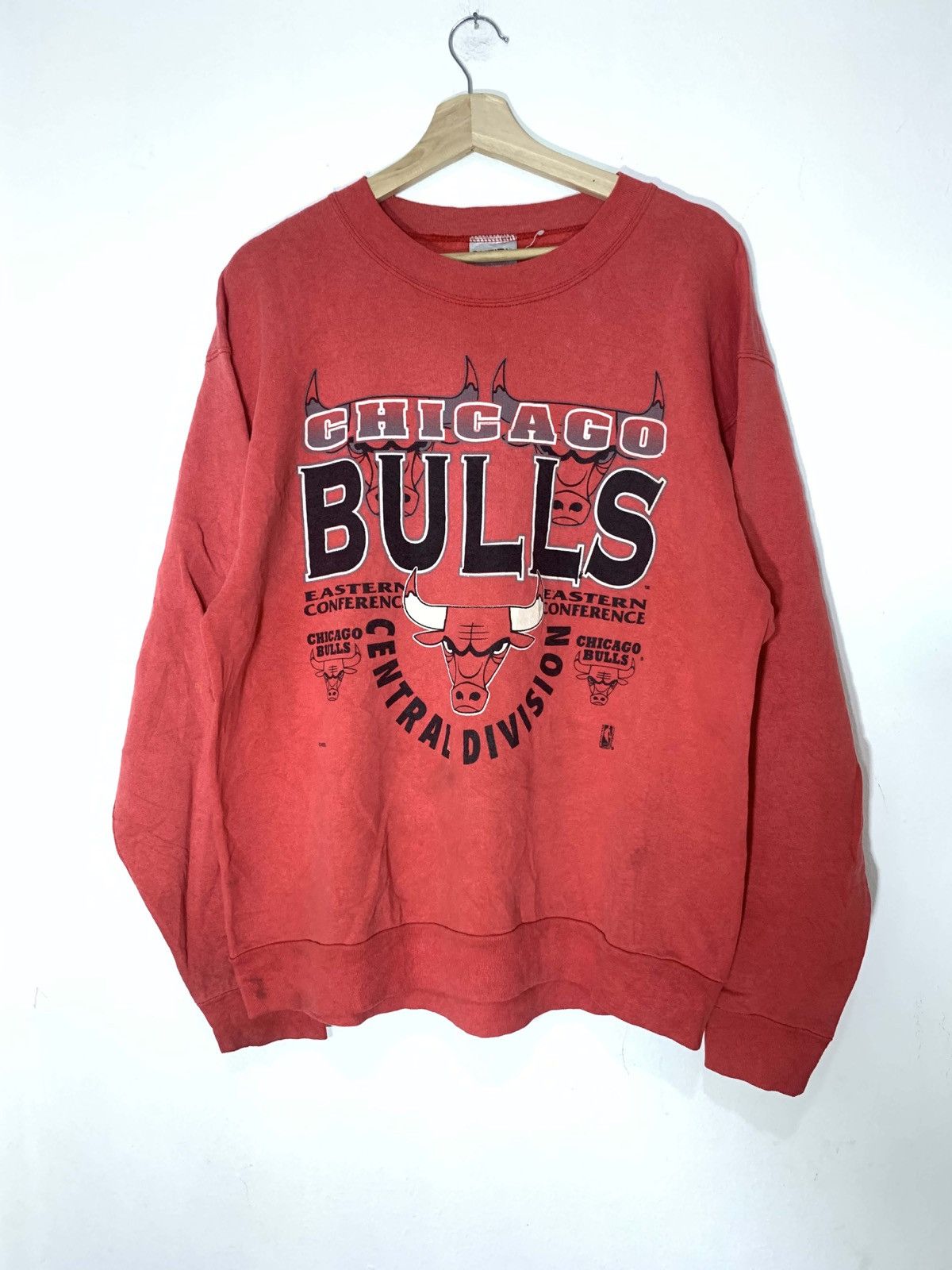 NBA × Vintage Vintage Sun faded NBA Chicago Bulls sweatshirt Size US L / EU 52-54 / 3 - 1 Thumbnail