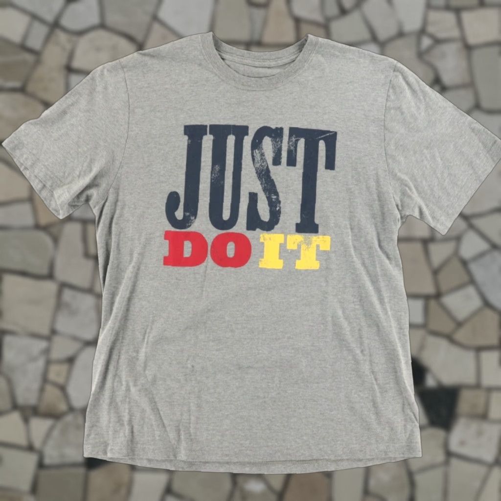 Nike Nike Bold Just Do It Regular Fit Solid T-Shirt Gray Men XL Shirt Mens Size US XL / EU 56 / 4 - 1 Thumbnail