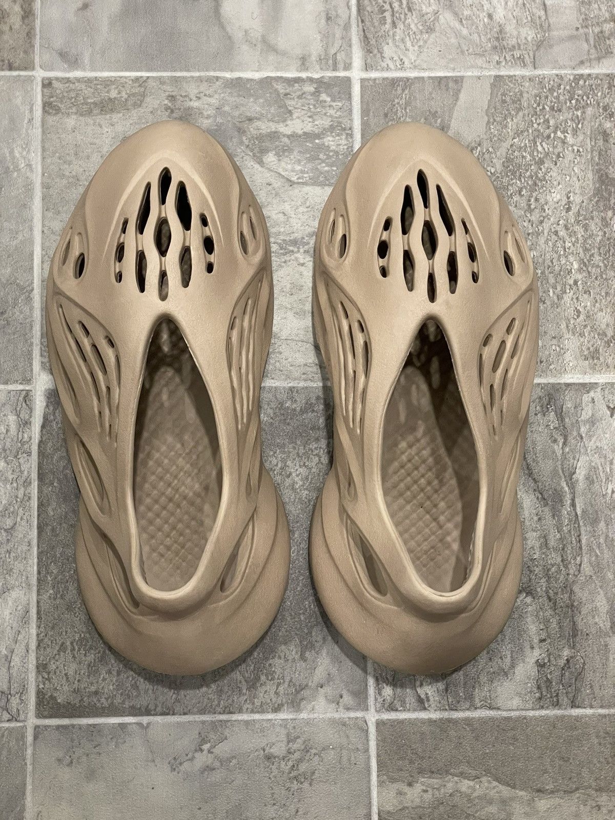 Adidas × Kanye West × Yeezy YEEZY FOAM RNNR MIST SIZE 8 350 700 500 Size US 8 / EU 41 - 4 Thumbnail