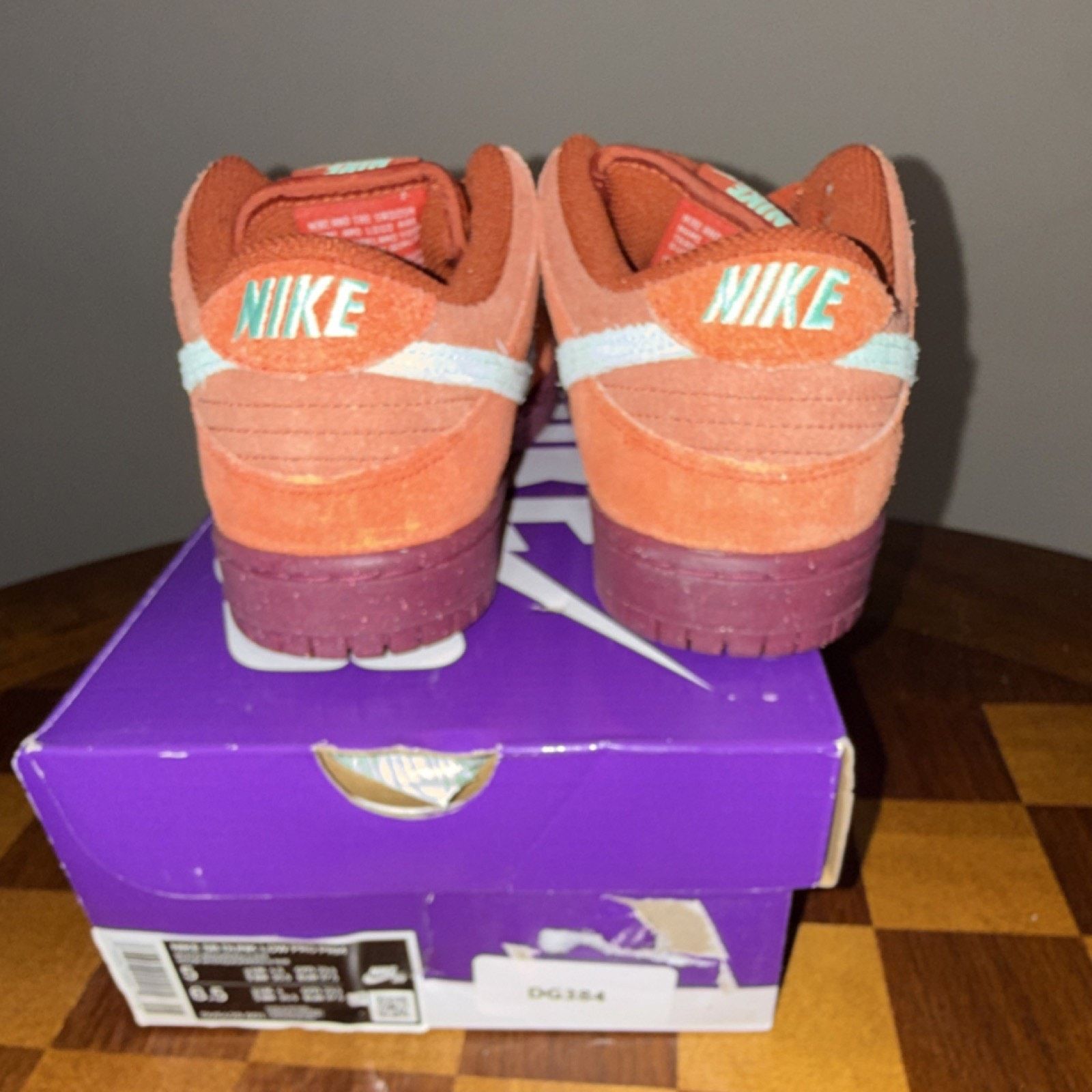 Nike Nike SB Dunk Low Pro PRM Mystic Red/Emerald Rise Suede Women Size US 5 / EU 37 - 4 Thumbnail
