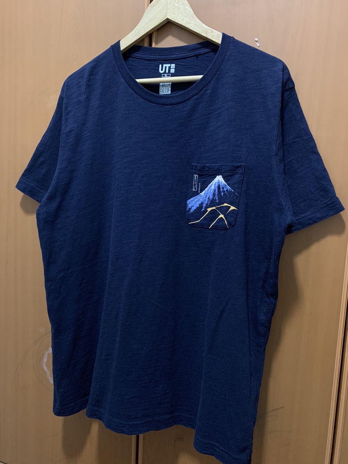 Uniqlo Uniclo Hokusai Blue Pocket Tee Size US XL / EU 56 / 4 - 4 Thumbnail