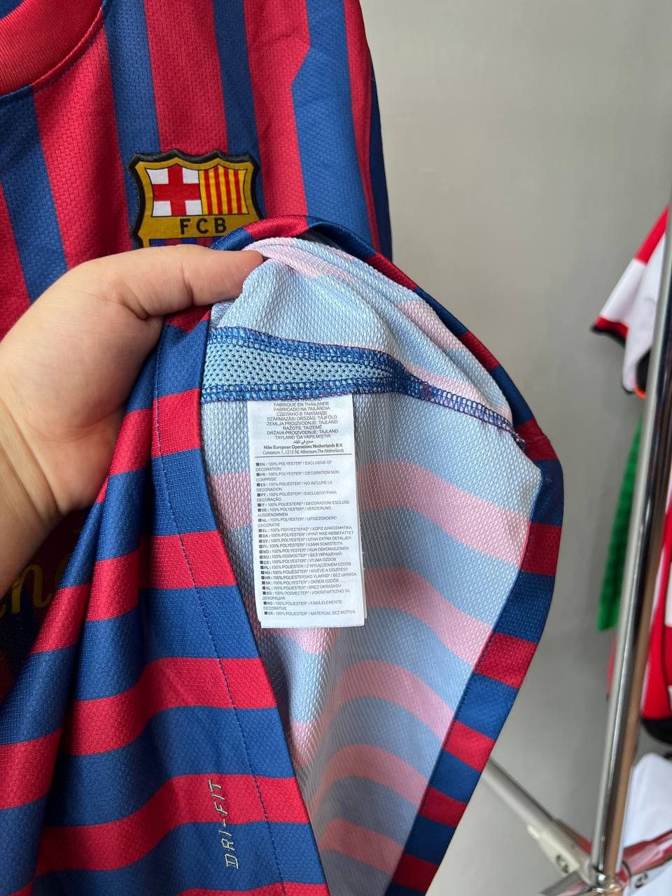 Nike 2011/12 BARCELONA FC HOME SOCCER JERSEY SHIRT NIKE SIZE M Size US M / EU 48-50 / 2 - 11 Thumbnail