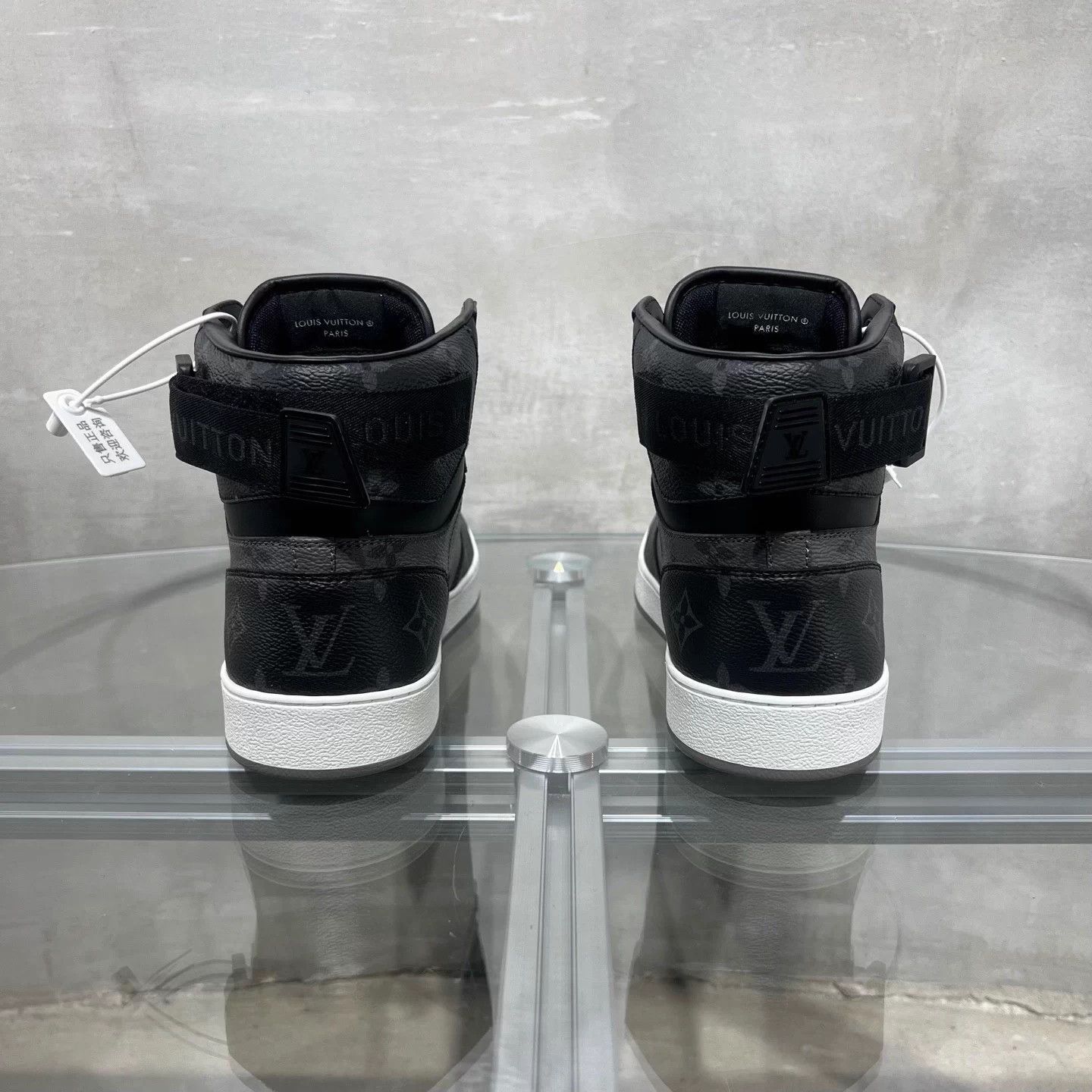 Louis Vuitton Louis Vuitton Rivoli Black Monogram Sneakers UK7 Size US 7 / EU 40 - 6 Thumbnail