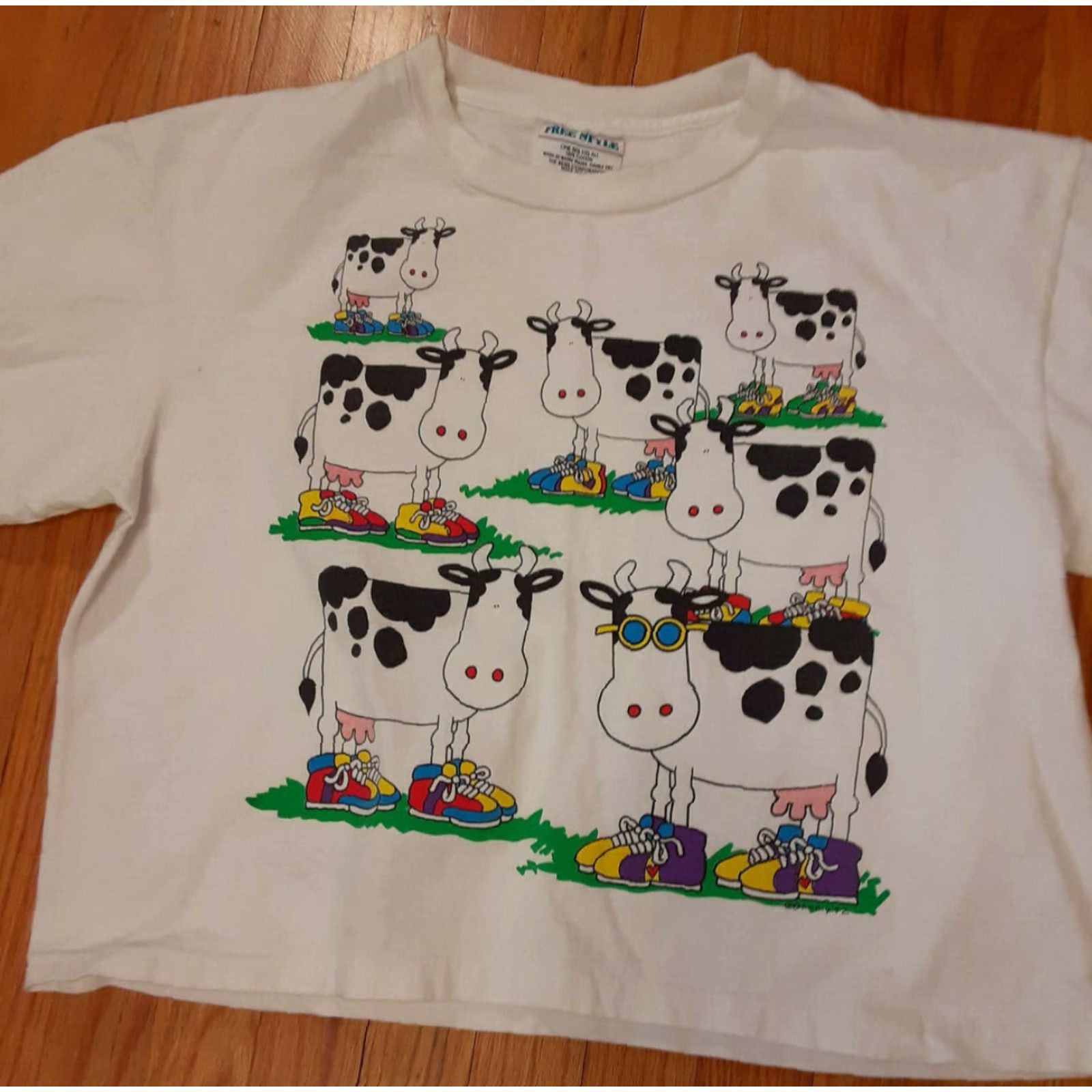 Vintage VINTAGE Woman Holstein Cows in Sneakers Halter/Half TShirt USA Single Stitch Free style One Size White Crew Neck Short Sleeve Mens Women Girls Boyss Size ONE SIZE - 2 Thumbnail