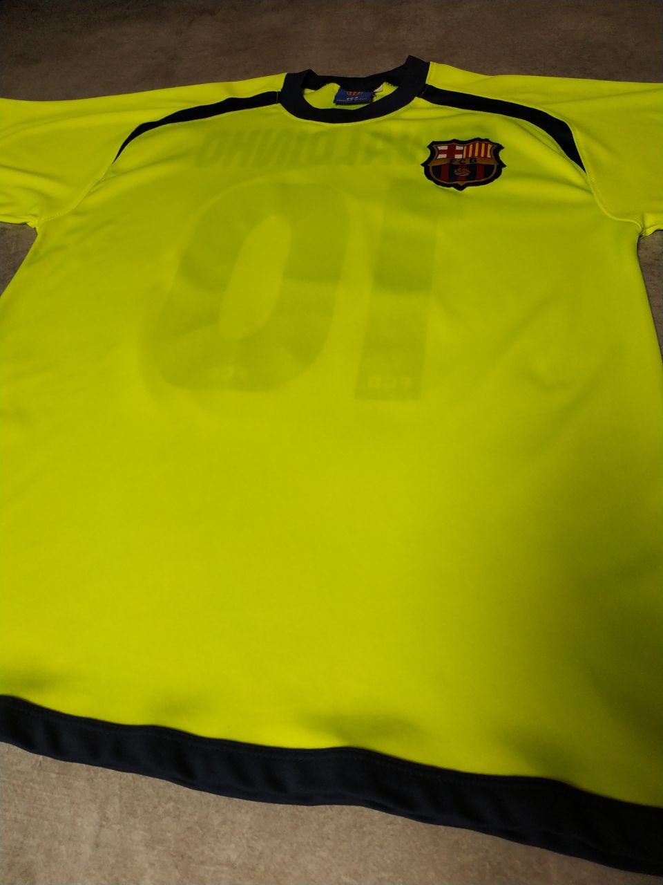 Vintage Vintage Ronaldinho 10 Barcelona Football Jersey T-shirt Size US S / EU 44-46 / 1 - 8 Thumbnail