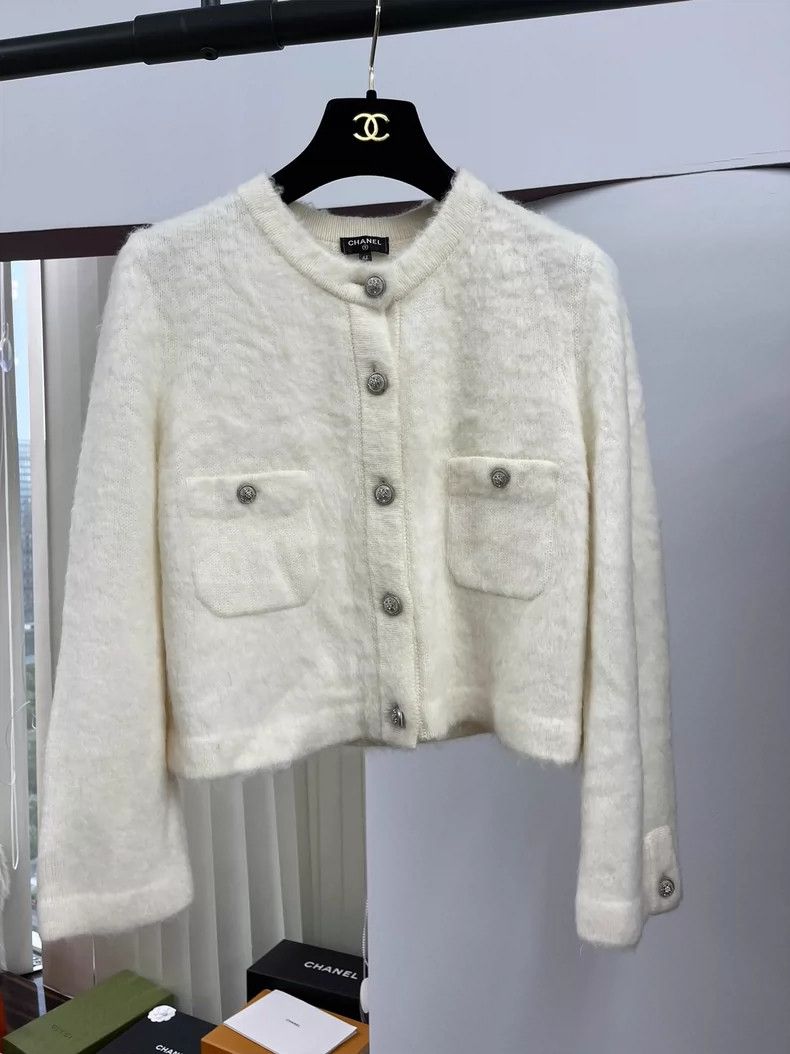 Chanel Chanel White snowflake diamond buckle knitted cardigan coa Size M / US 6-8 / IT 42-44 - 1 Thumbnail