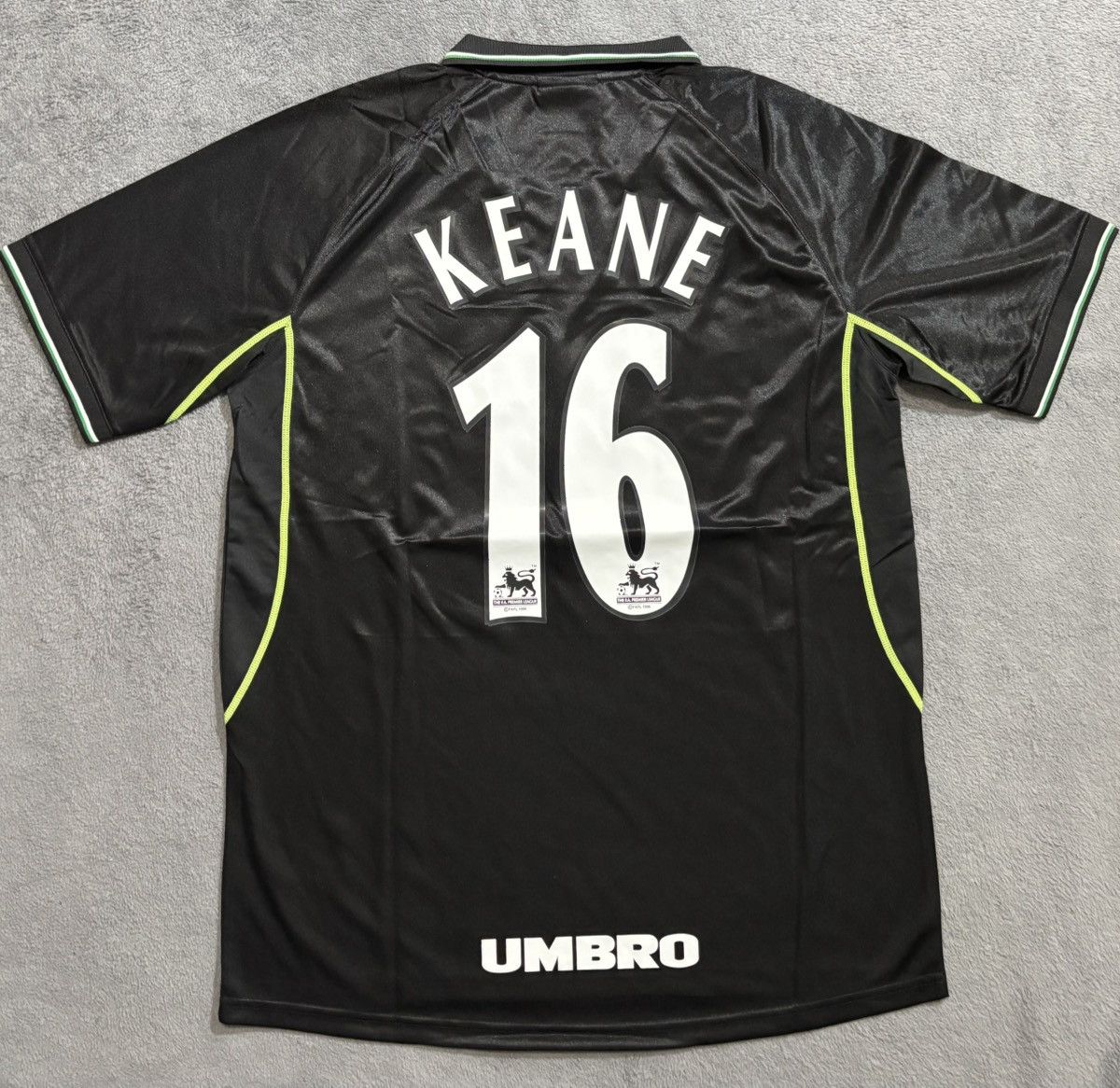 Umbro Manchester United 1998-99 third jersey Size US XL / EU 56 / 4 - 1 Thumbnail