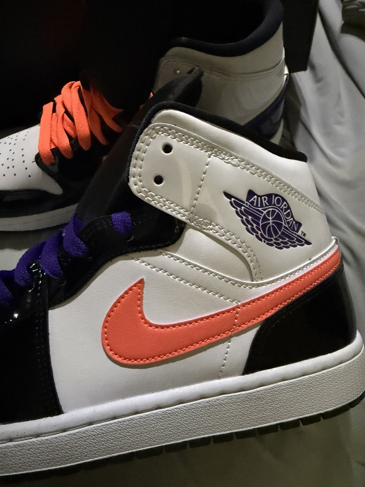 Jordan Brand Jordan 1 MID SE Size US 9 / EU 42 - 2 Thumbnail