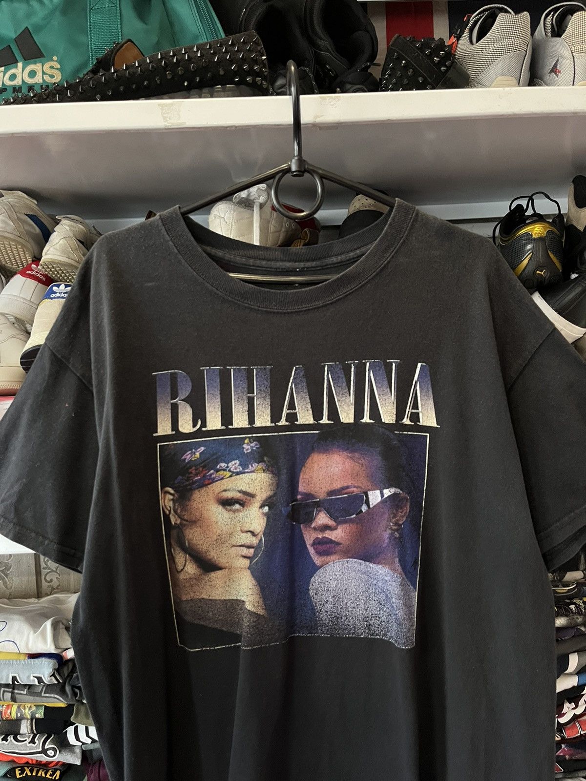 Band Tees Rihanna Vintage big logo Gildan band tee shirt Size US M / EU 48-50 / 2 - 2 Thumbnail