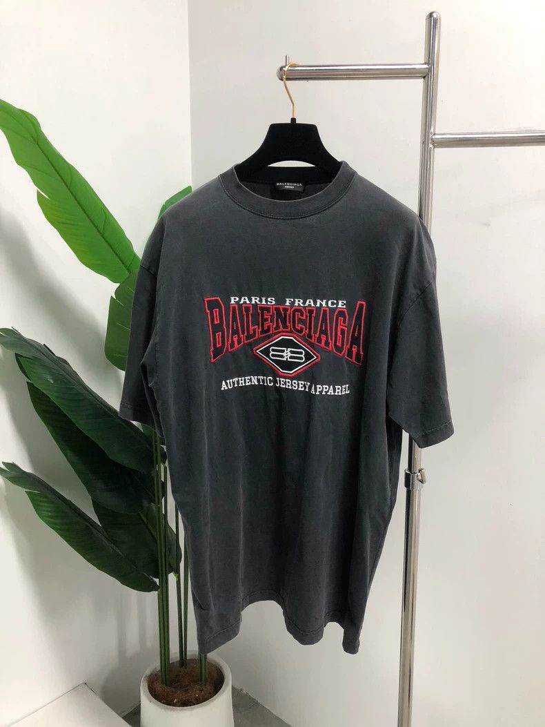 Balenciaga Balenciaga SS22 Batman Logo Letter Retro Distressed Short Size US XXS / EU 40 - 1 Thumbnail