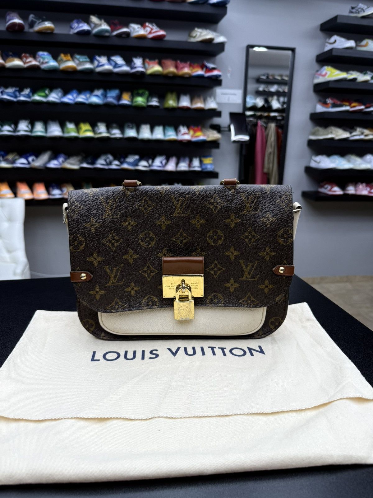 Louis Vuitton AUTHENTIC Louis Vuitton Vaugirard Handbag Brown Monogram Size ONE SIZE - 1 Thumbnail