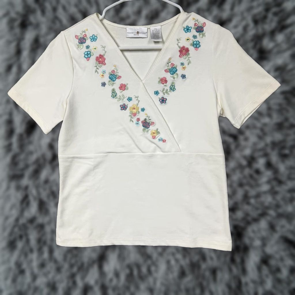 Vintage VTG Preswick & Moore Top Womens PS Petite White Floral Embroidered Boho Chic T-Shirt Short Sleeve V-Neck Size S / US 4 / IT 40 - 1 Thumbnail