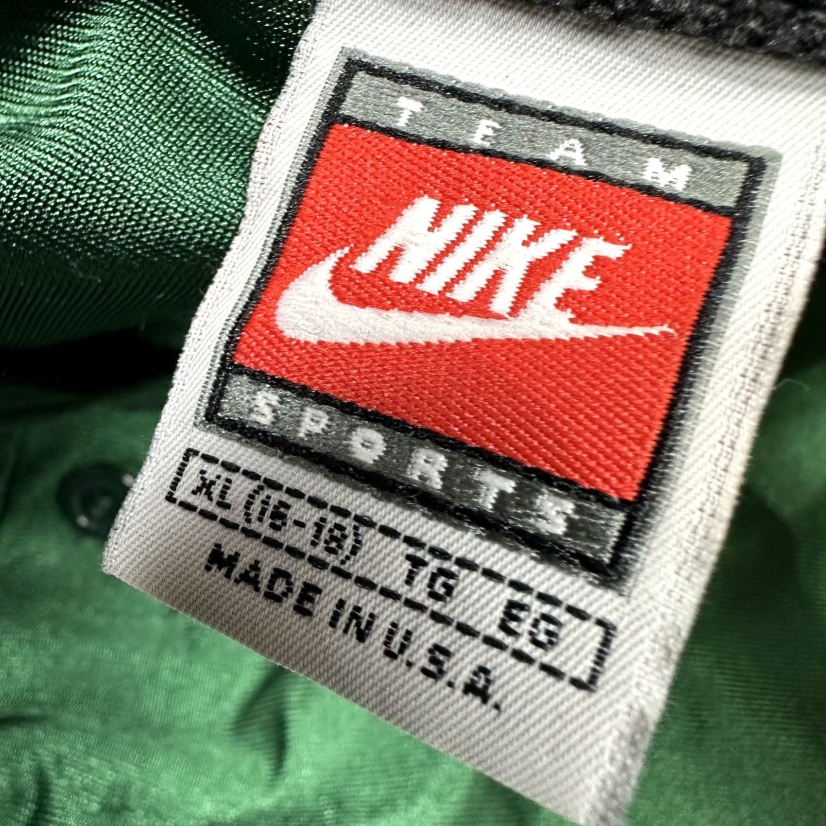 Nike VINTAGE Nike Women's T-Shirt Hillcrest Made In USA Nylon Sz XL Green Shirt Womens 80s 90s Concert Football? Size XL / US 12-14 / IT 48-50 - 4 Thumbnail