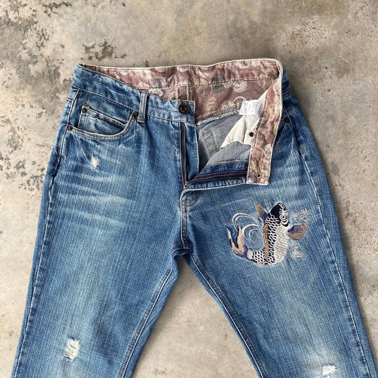 Japanese Brand × Kamakura JAPANESE BRAND SUKAJAN KOI FISH EMBROIDERED DISTRESSED JEAN Size US 31 - 10 Thumbnail