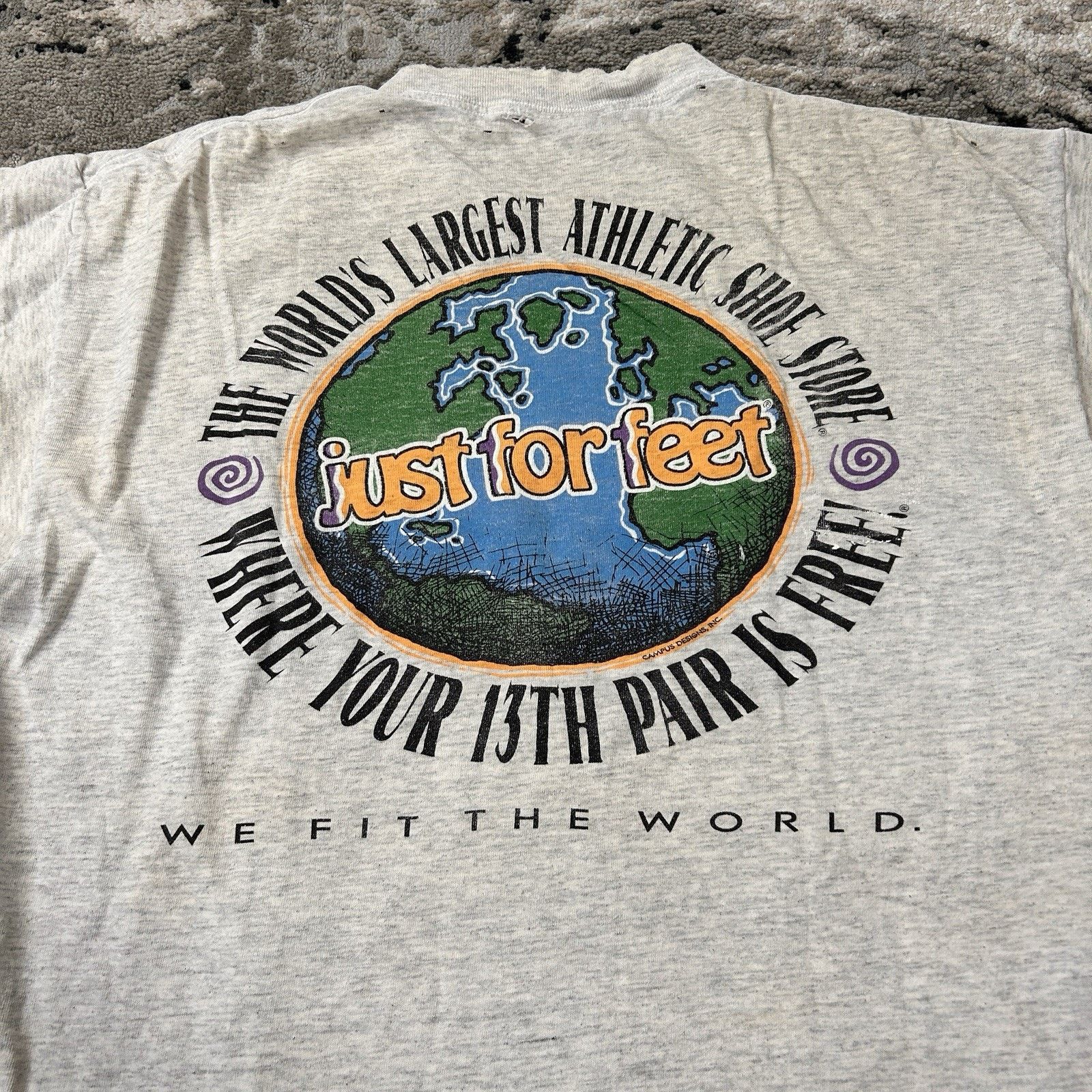 Gildan Vintage 90s Just For Feet We Fit The World Graphic T-Shirt Size US L / EU 52-54 / 3 - 2 Thumbnail