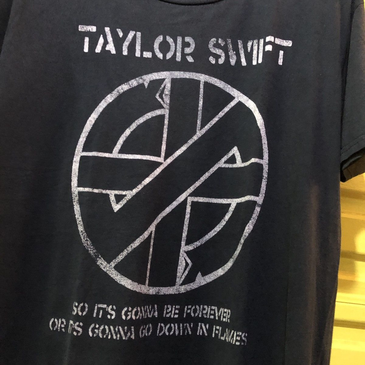 Band Tees Taylor Swift Crass rip off band tee Size US M / EU 48-50 / 2 - 3 Thumbnail
