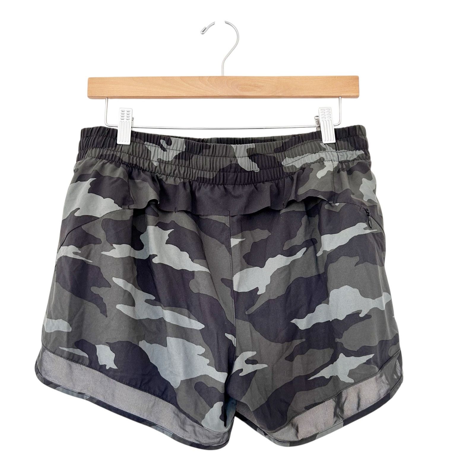 Athleta Athleta Camo Printed Mesh Run Racer Shorts Sz M Size 30" / US 8 / IT 44 - 7 Thumbnail