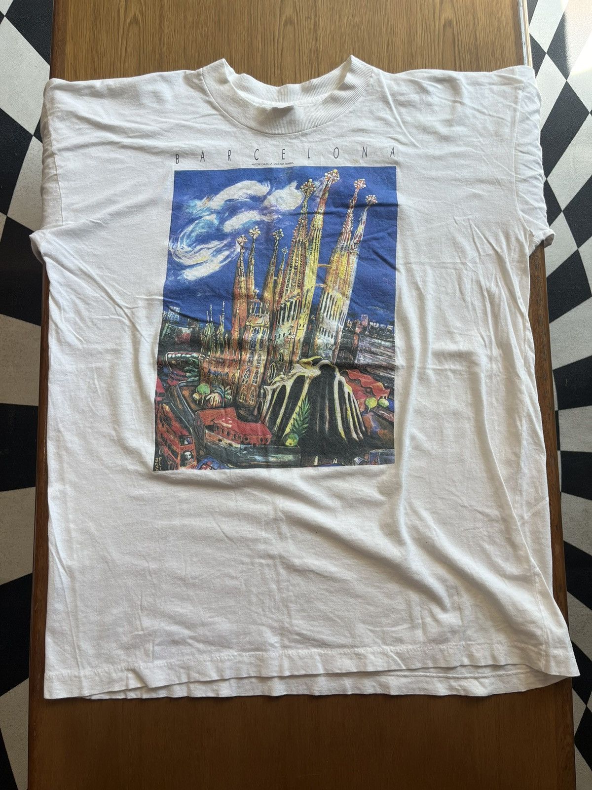 Arts & Science Vintage ANTONI GAUDI SAGRADA FAMILIA Barcelona Artwork 90’s Size US XXL / EU 58 / 5 - 3 Thumbnail